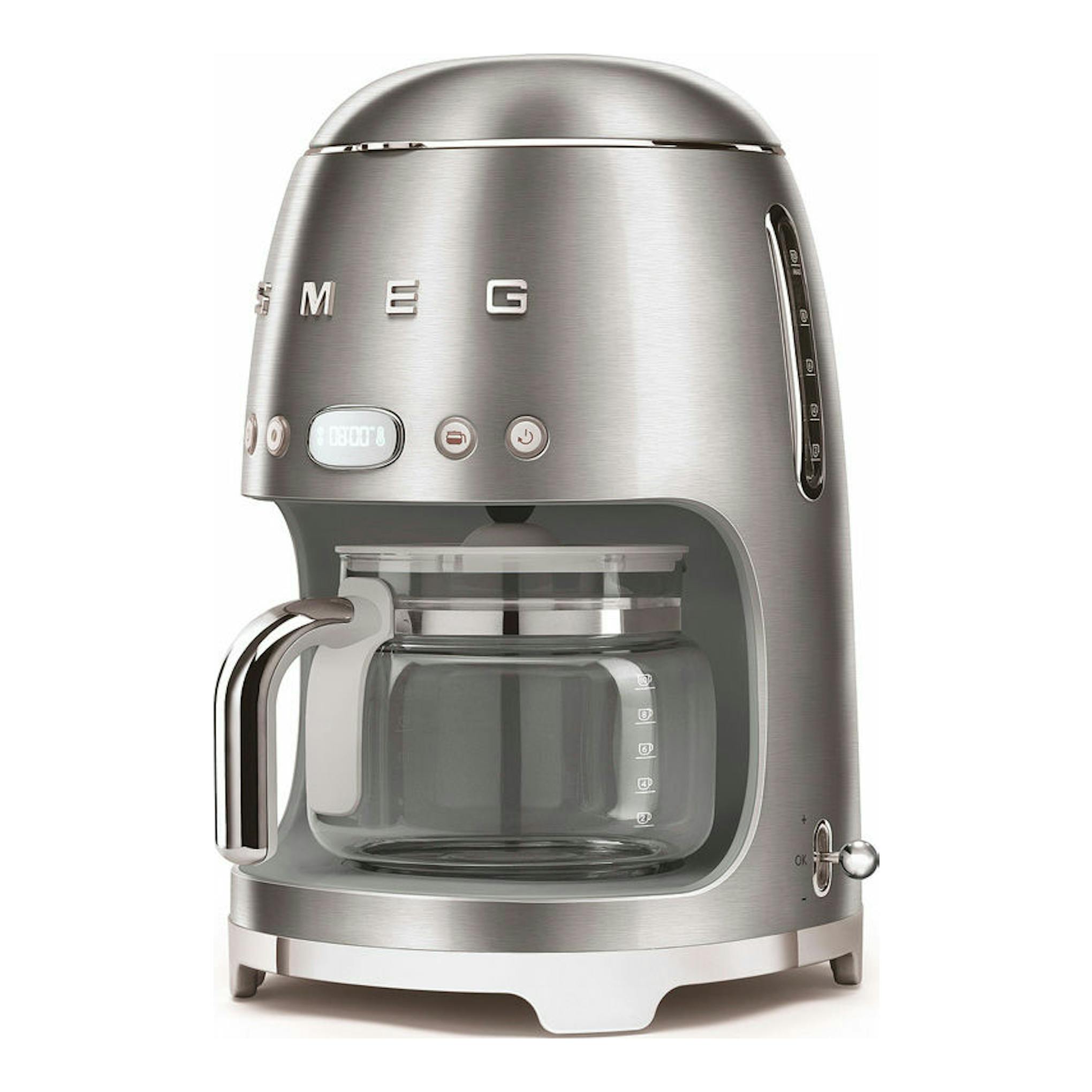Cafetera de goteo Smeg DCF02SSEU plateada, vista frontal, con jarra de vidrio y panel de control.
