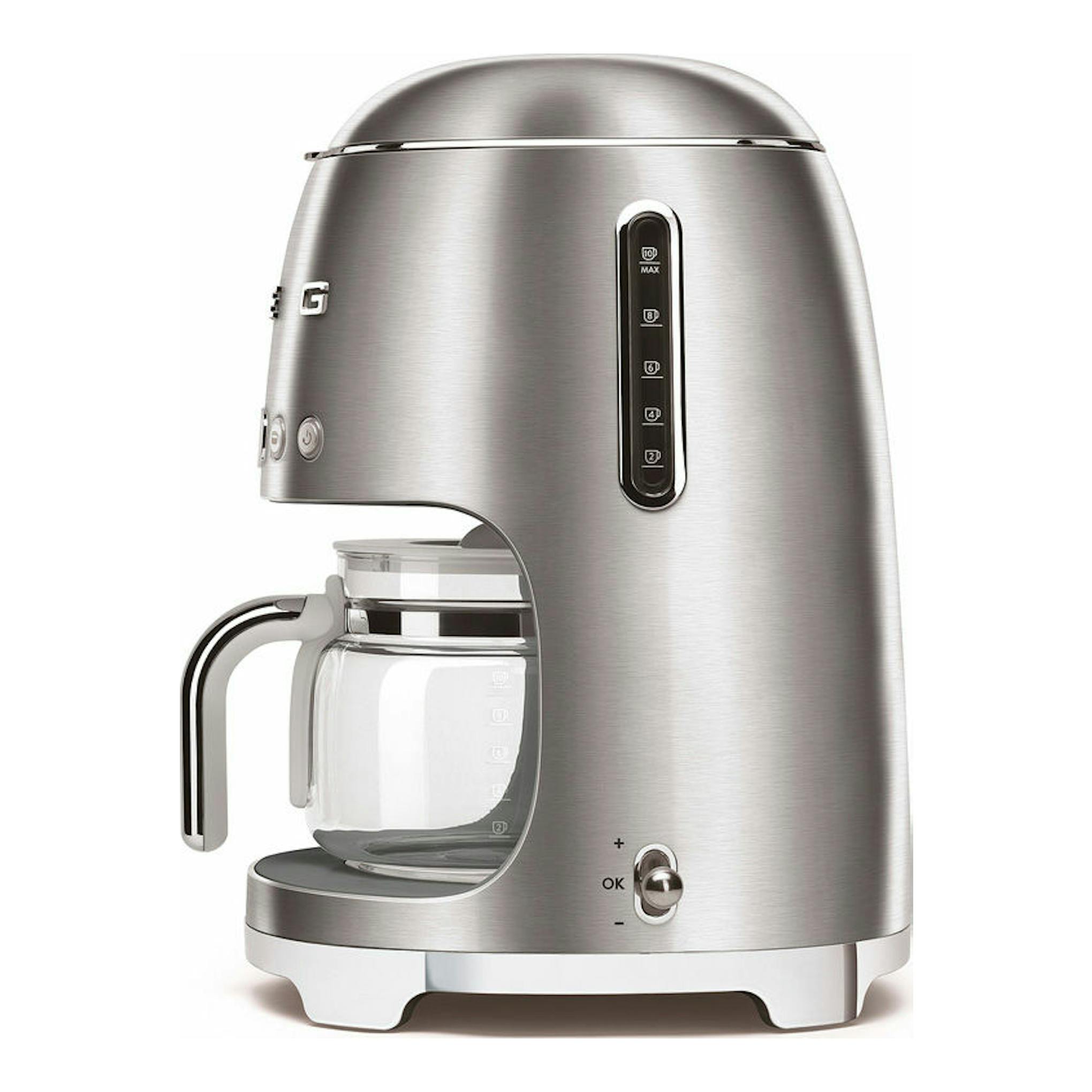 Cafetera de goteo Smeg DCF02SSEU, plata metalizada, vista frontal en ángulo, con jarra de vidrio.