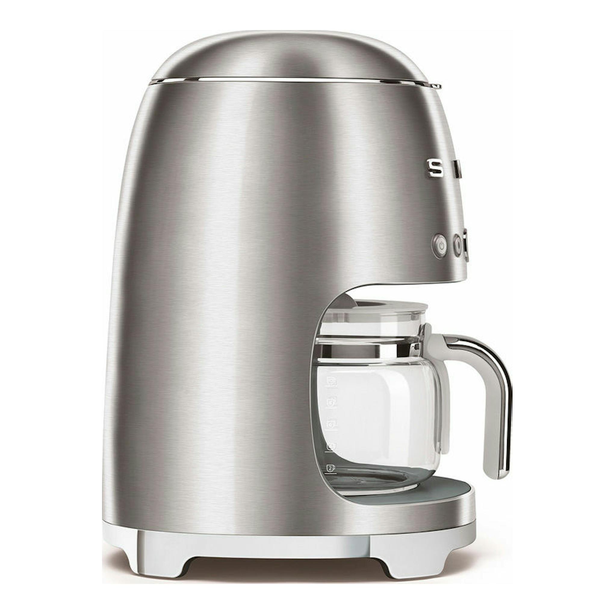 Cafetera de goteo Smeg DCF02SSEU plateada, vista frontal lateral, con jarra de vidrio.