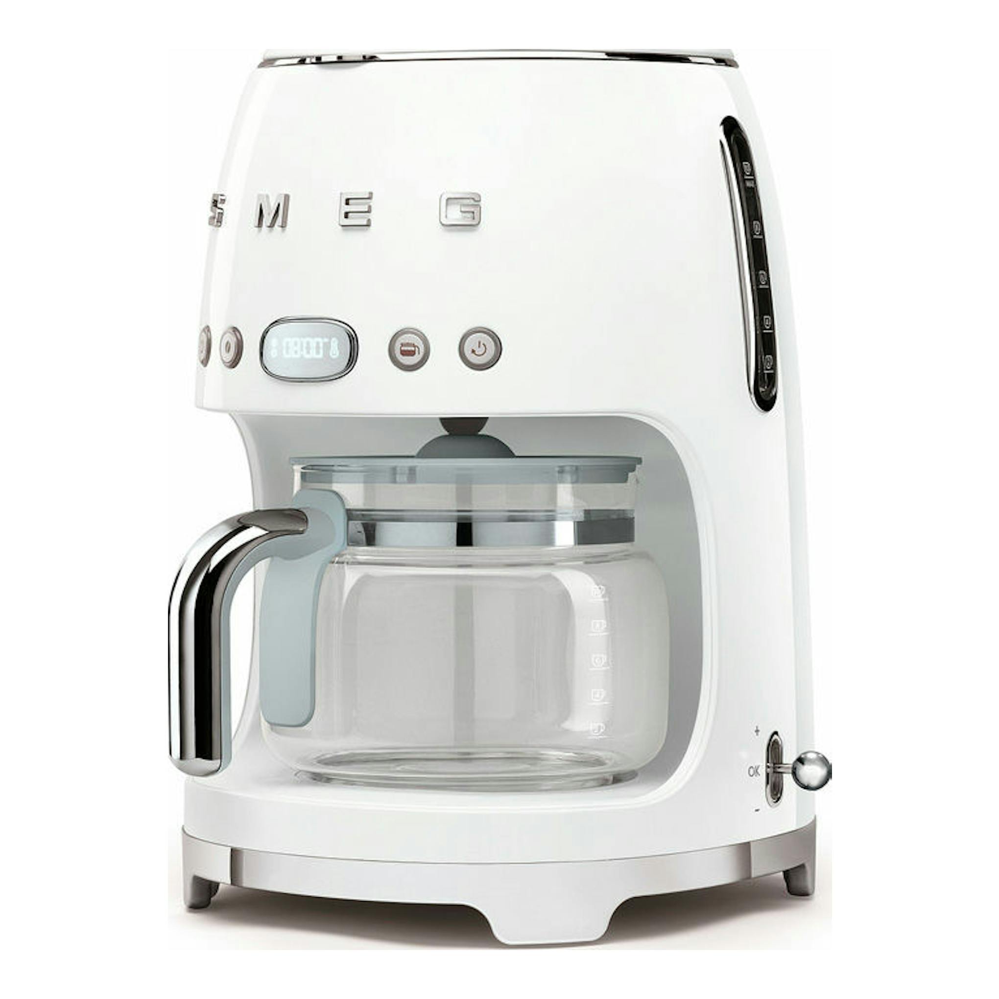 Cafetera de goteo Smeg DCF02WHEU blanca, vista frontal, con jarra de vidrio y detalles cromados.