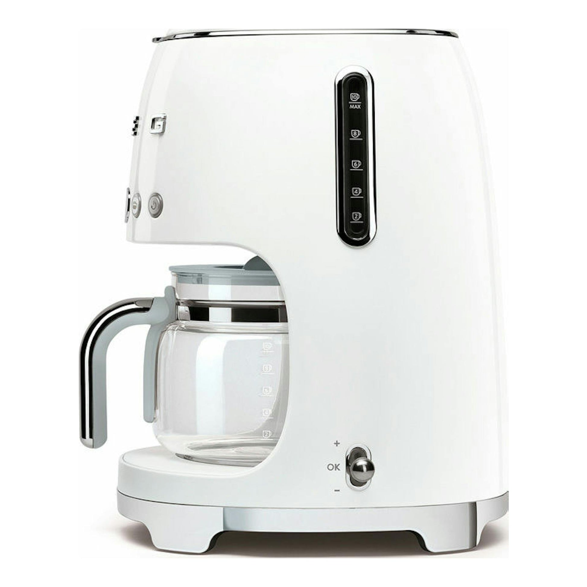 Cafetera de goteo Smeg DCF02 blanca, vista frontal en ángulo, con jarra de vidrio.