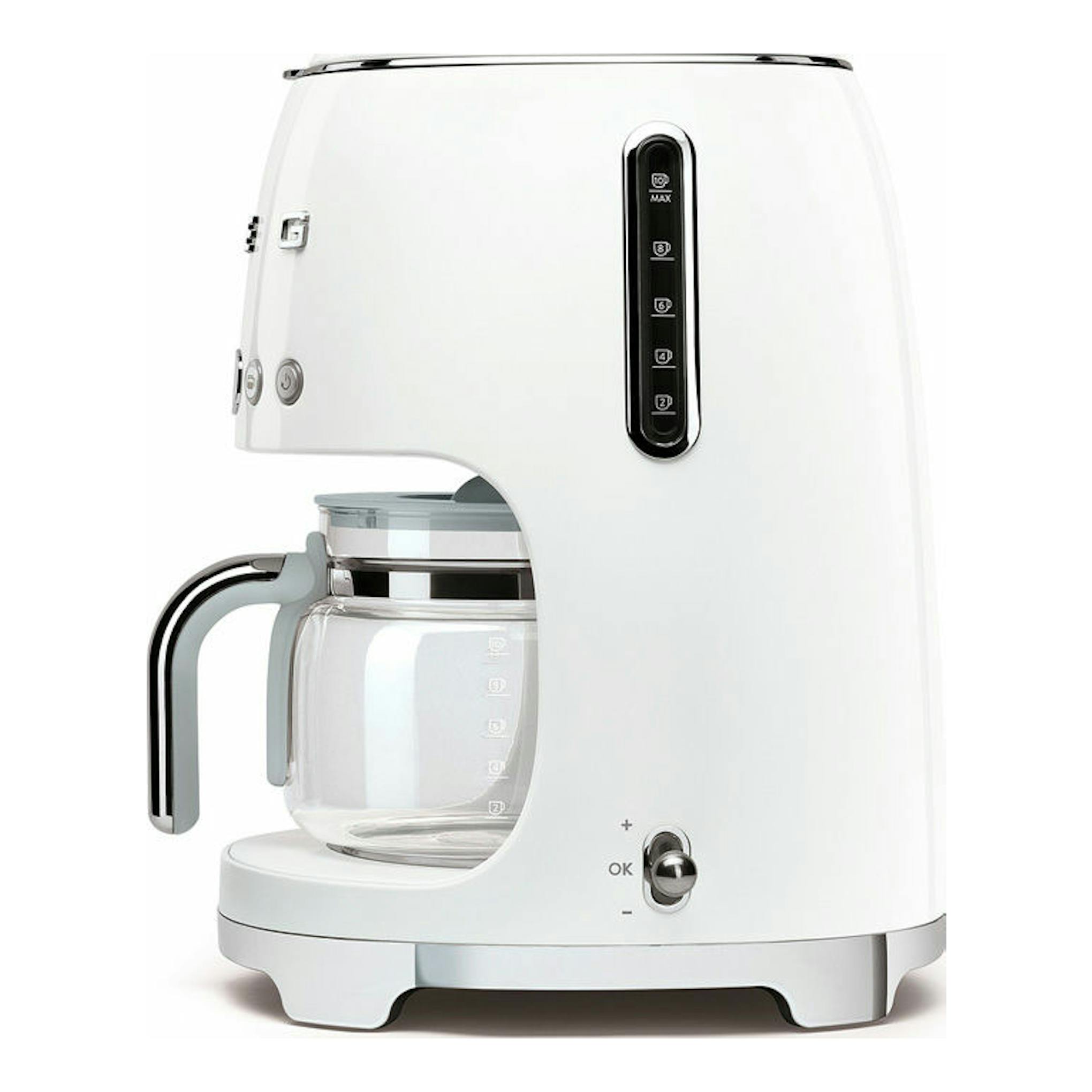 Cafetera de goteo Smeg DCF02 blanca, vista frontal en ángulo, con jarra de vidrio.