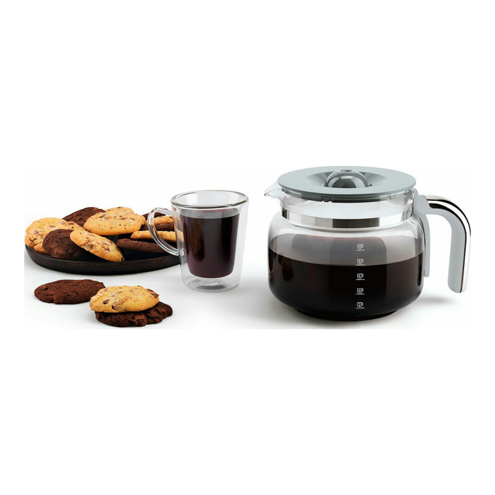 Cafetera de goteo Smeg DCF02WHEU blanca, vista frontal, con jarra de vidrio, taza de café y galletas.