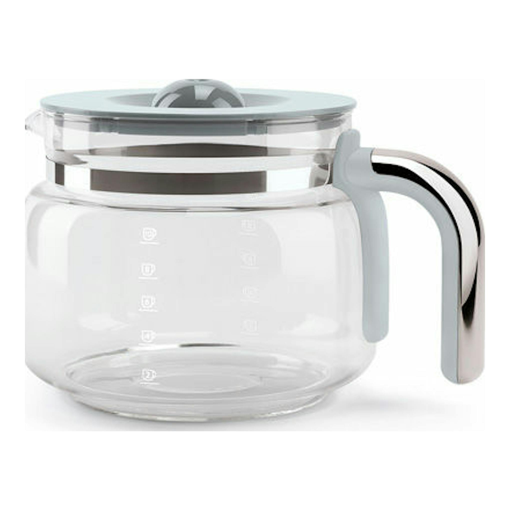Jarra de cafetera de goteo Smeg DCF02WHEU blanca, vista frontal, vidrio transparente y asa cromada.
