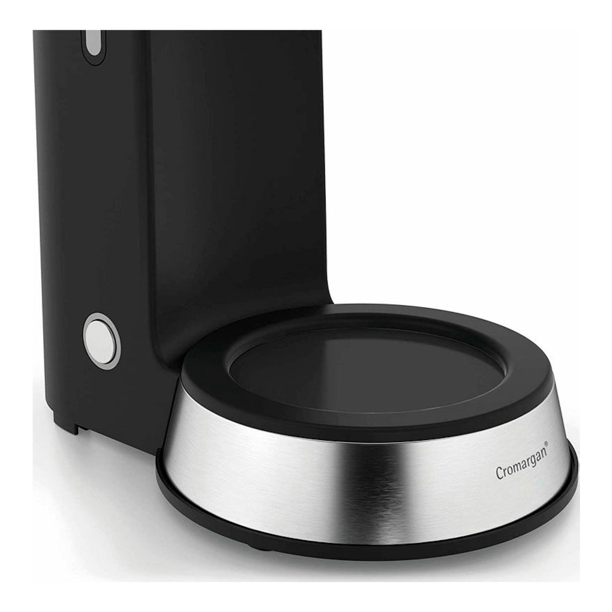 Cafetera de goteo WMF Aroma, vista parcial de la base negra con aro de acero inoxidable y logo Cromargan.