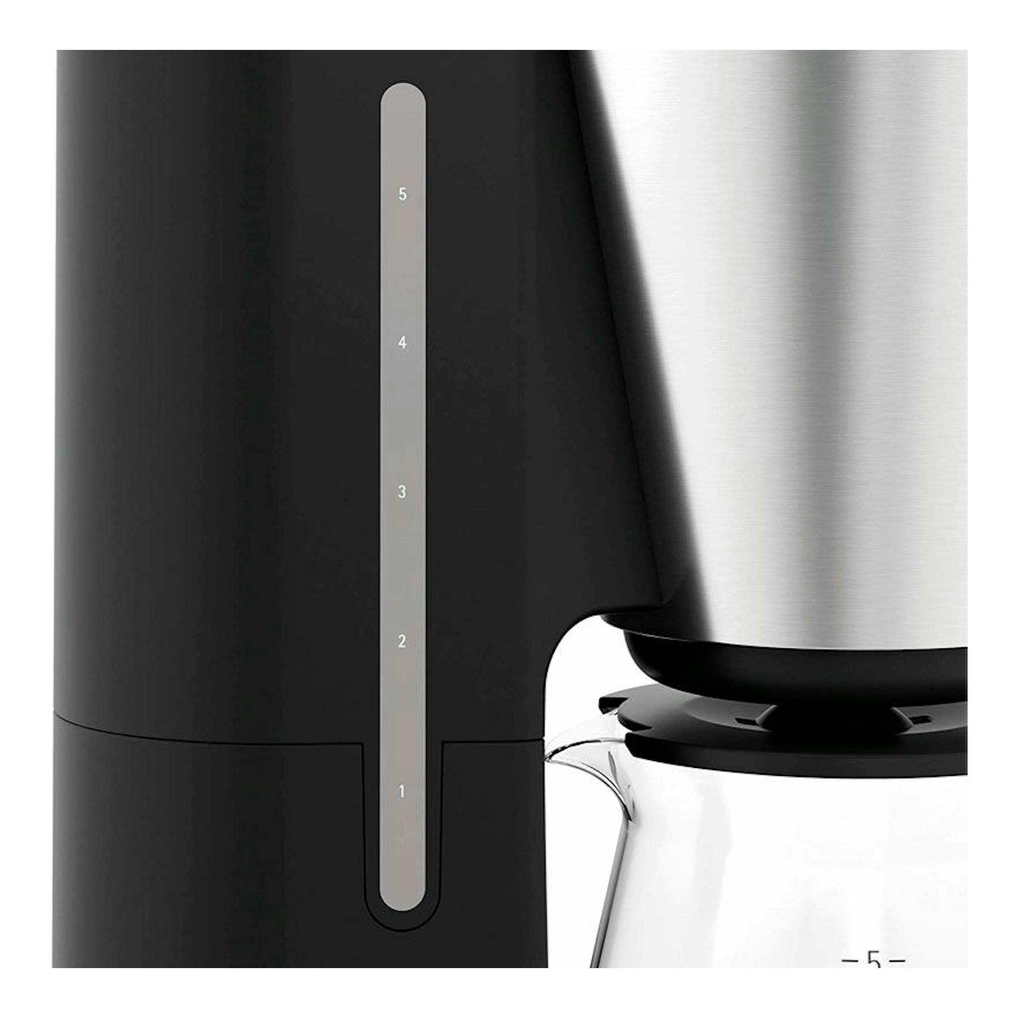 Cafetera de goteo WMF Aroma, negro y acero inoxidable, vista frontal parcial con jarra de cristal.