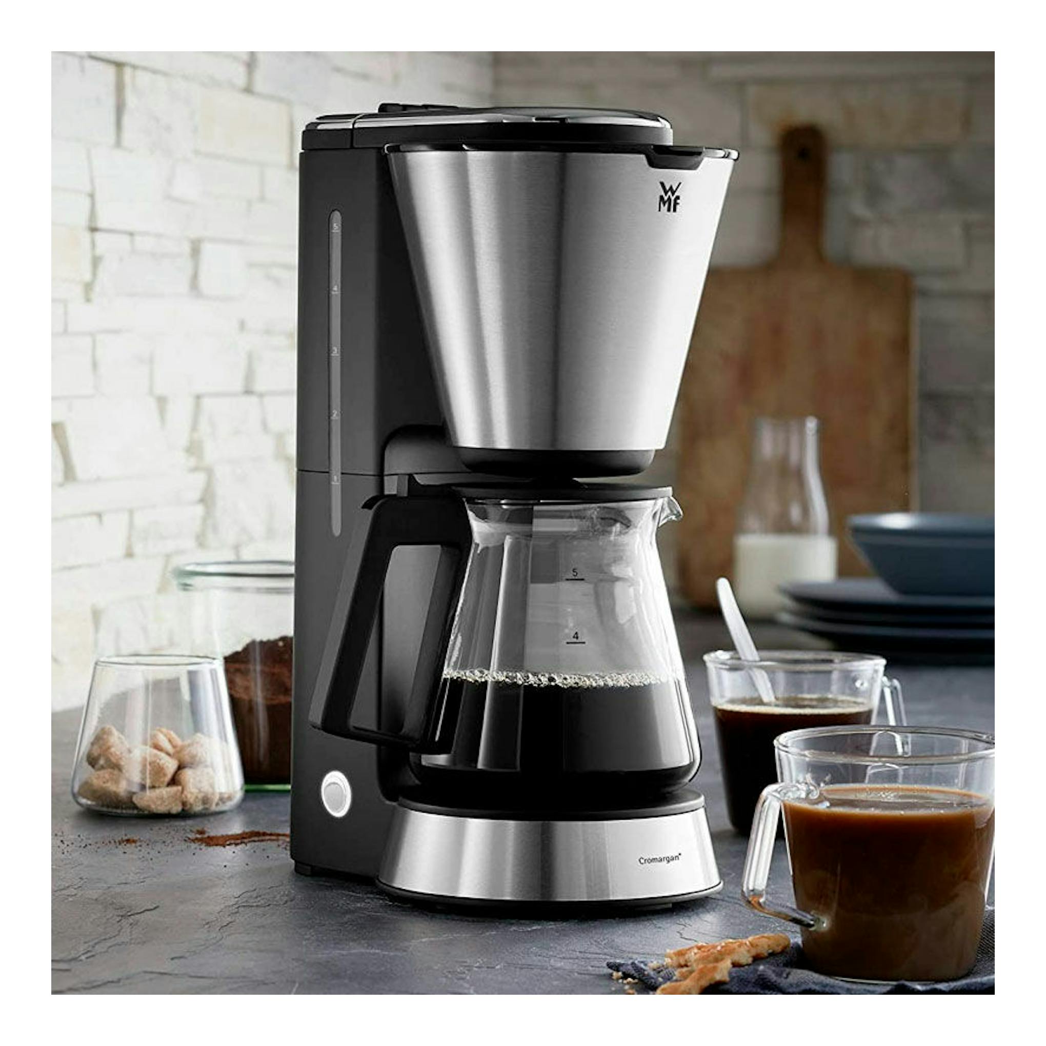 WMF Aroma, cafetera de goteo negra y acero inoxidable, vista frontal, con jarra de cristal.