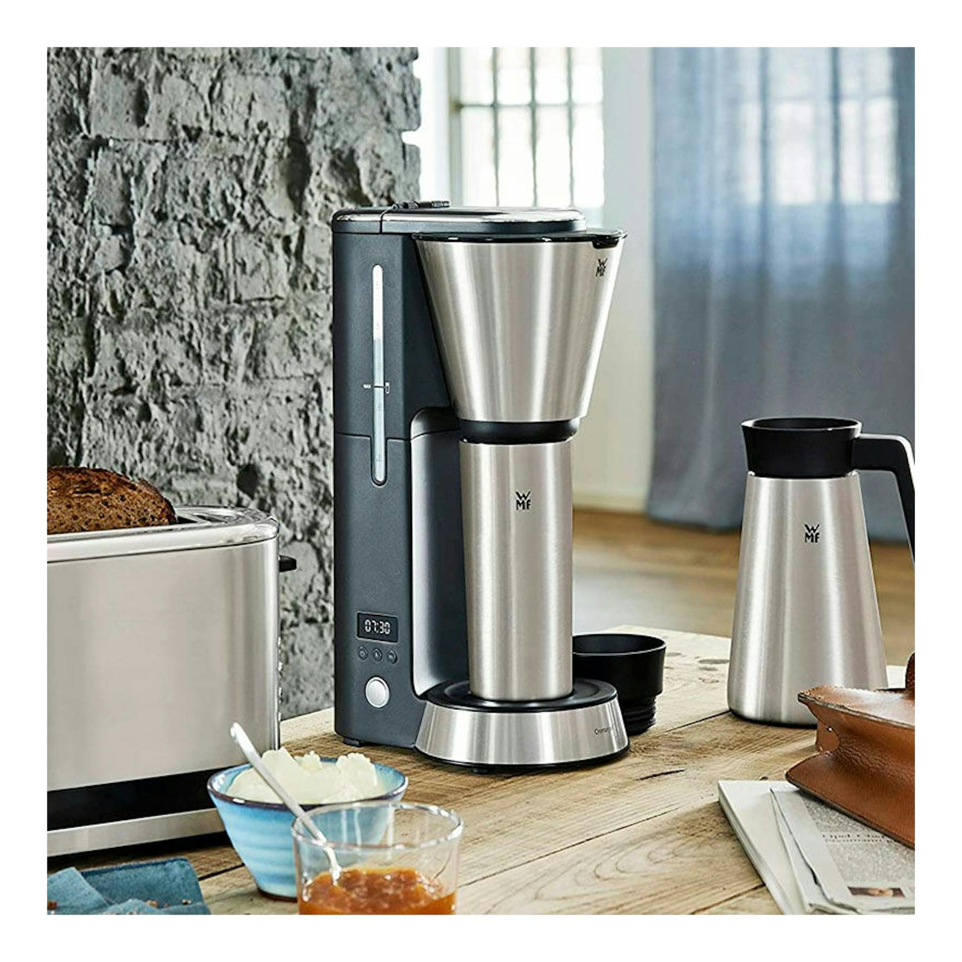 Cafetera de goteo WMF Aroma Termo, vista frontal, en acero inoxidable y negro, con jarra térmica.