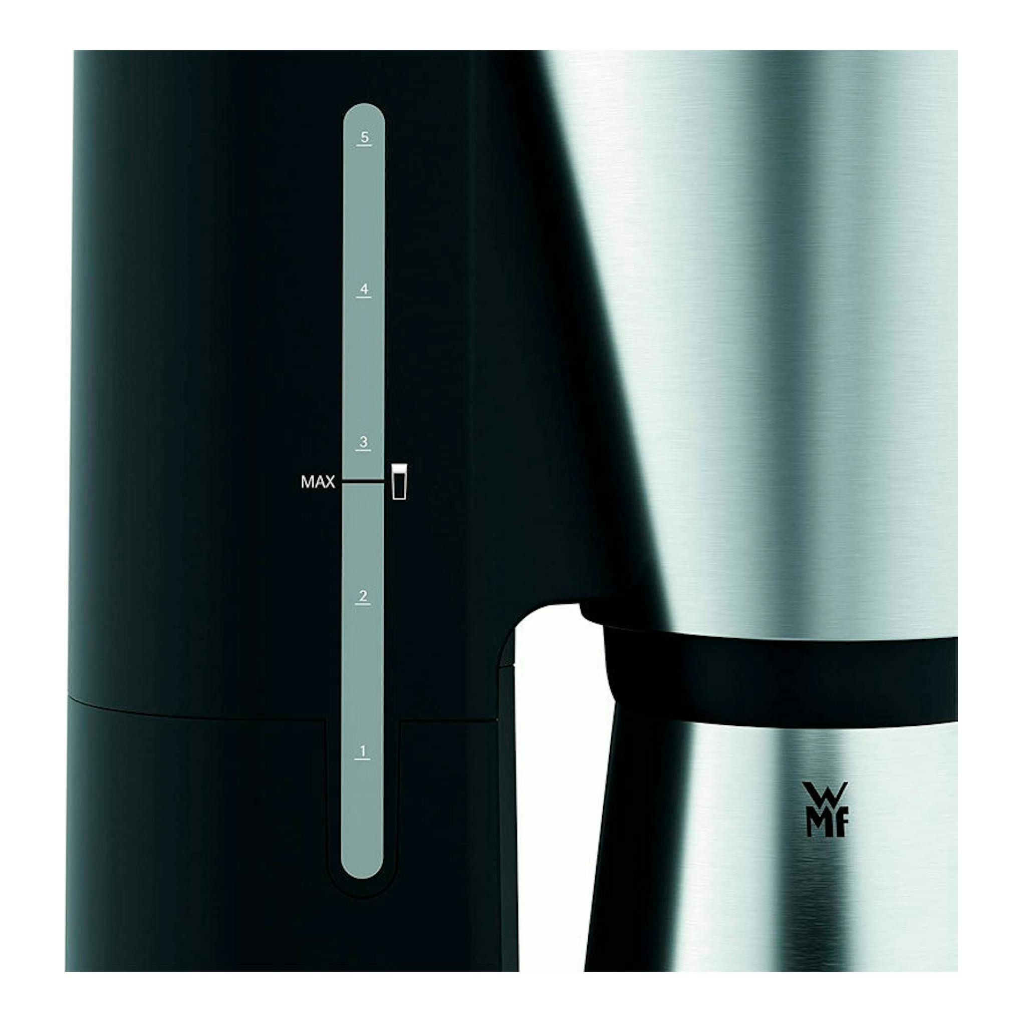Cafetera de goteo WMF Aroma Termo KITCHENmini, vista frontal parcial en negro y acero inoxidable.