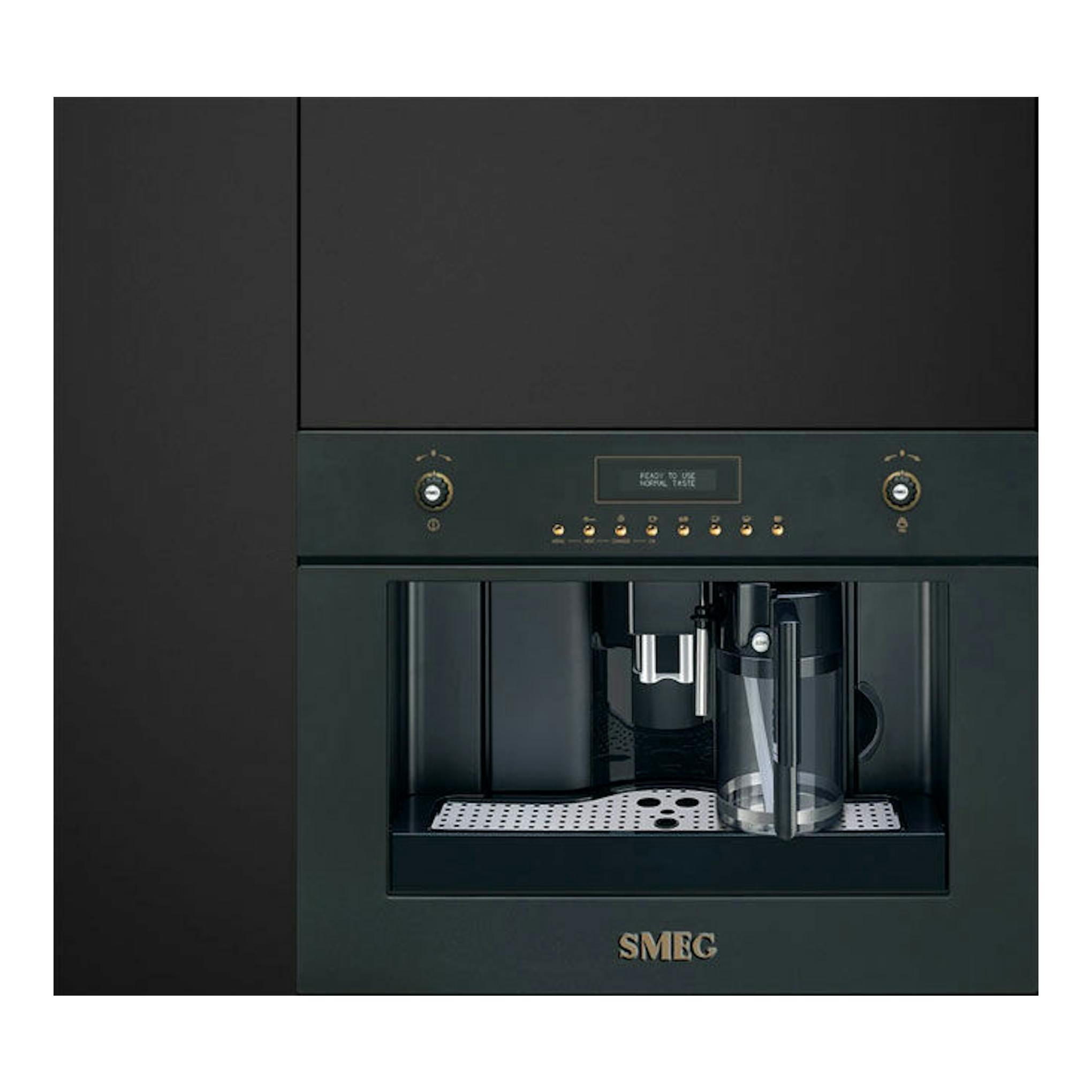 Cafetera integrable Smeg CMS8451A negra, vista frontal, con panel superior y compartimento abierto.