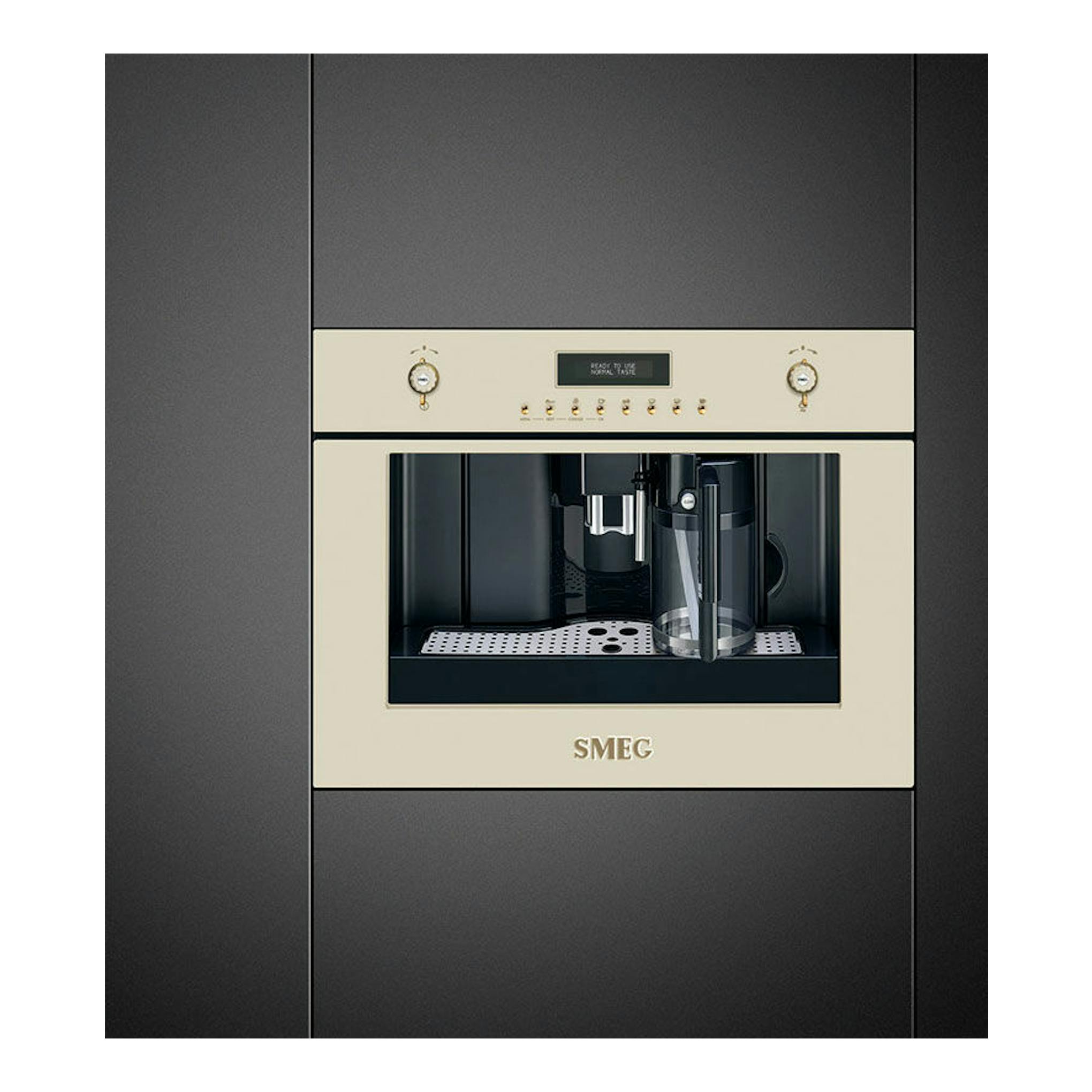 Cafetera integrable Smeg CMS8451P crema, vista frontal empotrada en mueble oscuro, con panel y dispensador.