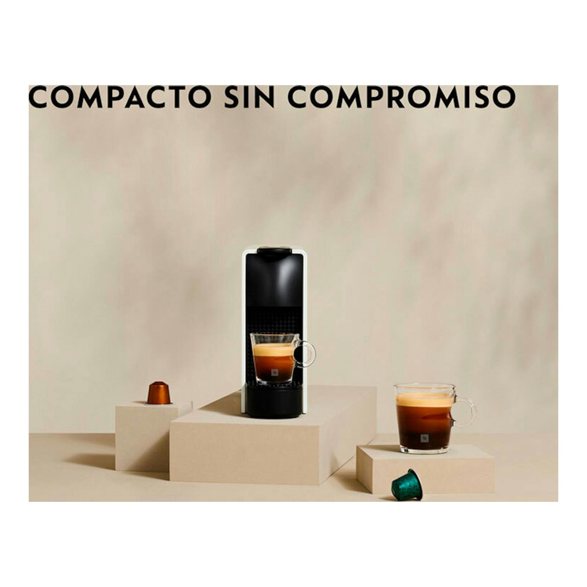 Cafetera Nespresso Krups XN1101RD negra, vista frontal, con taza de café y cápsulas.