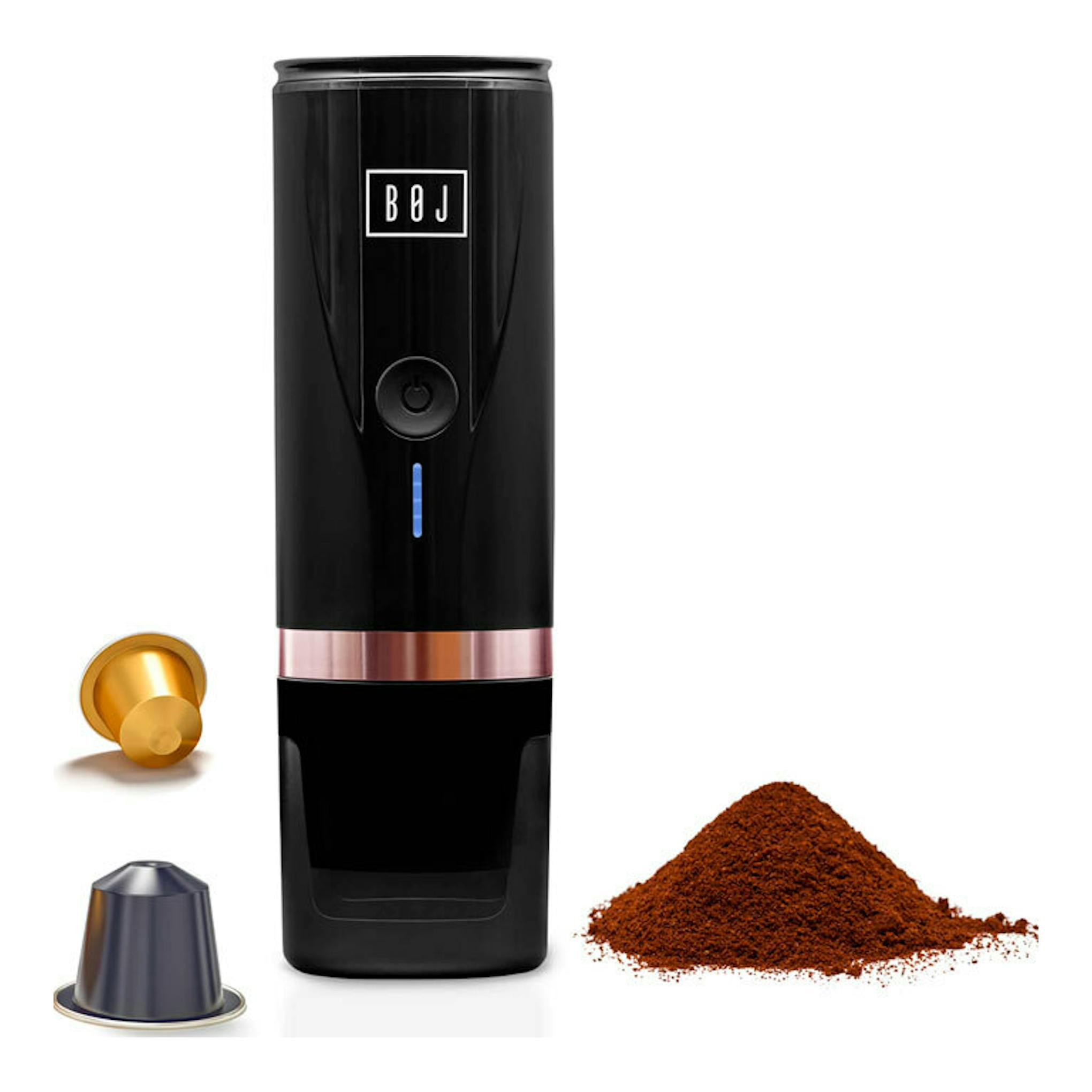 Cafetera portátil BOJ Giro negra, vista frontal, con cápsulas y café molido junto al aparato.