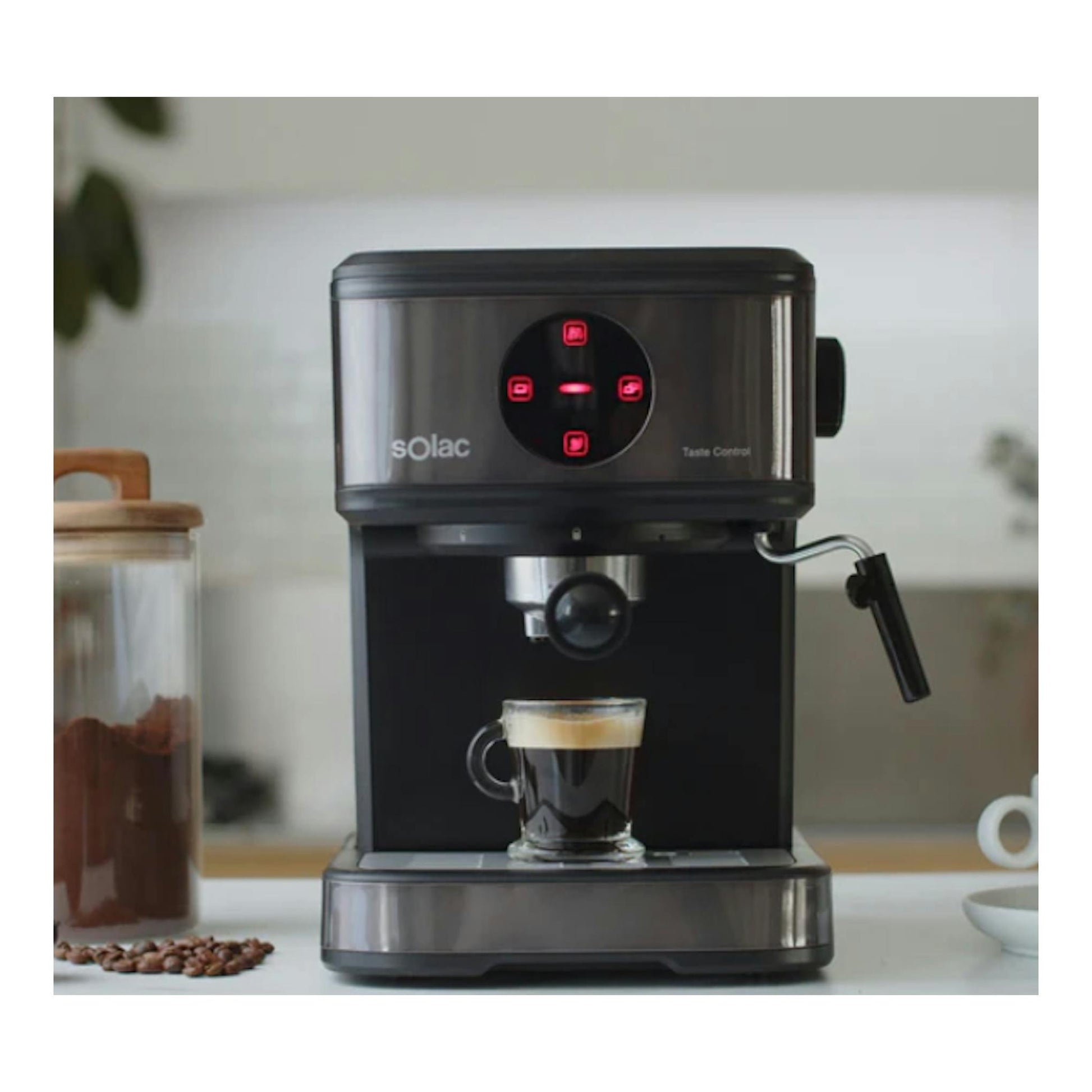 Cafetera espresso Solac Taste Control negra, vista frontal, con una taza bajo el portafiltro.