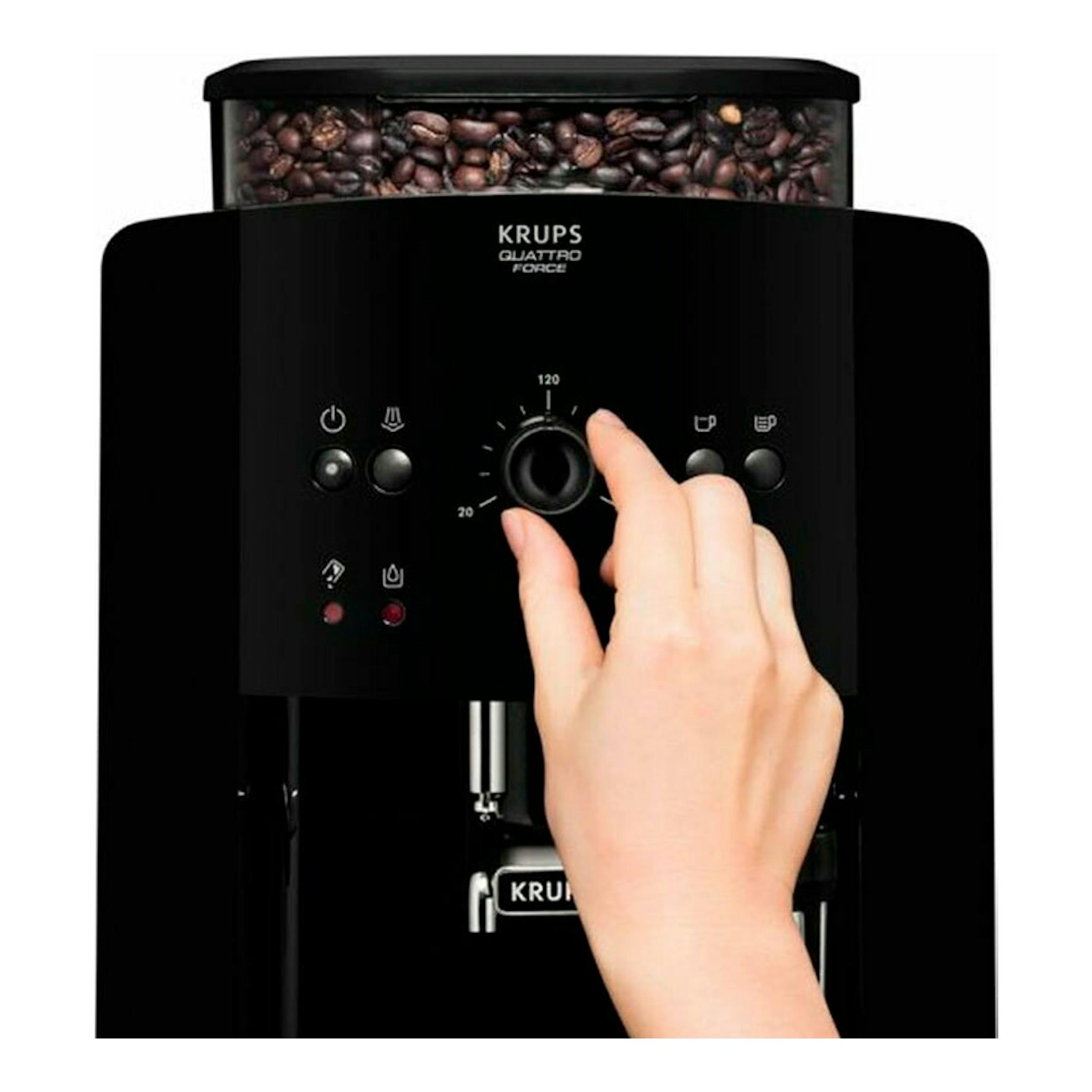Cafetera automática Krups EA811010 negra, vista frontal, con mano ajustando el selector central.