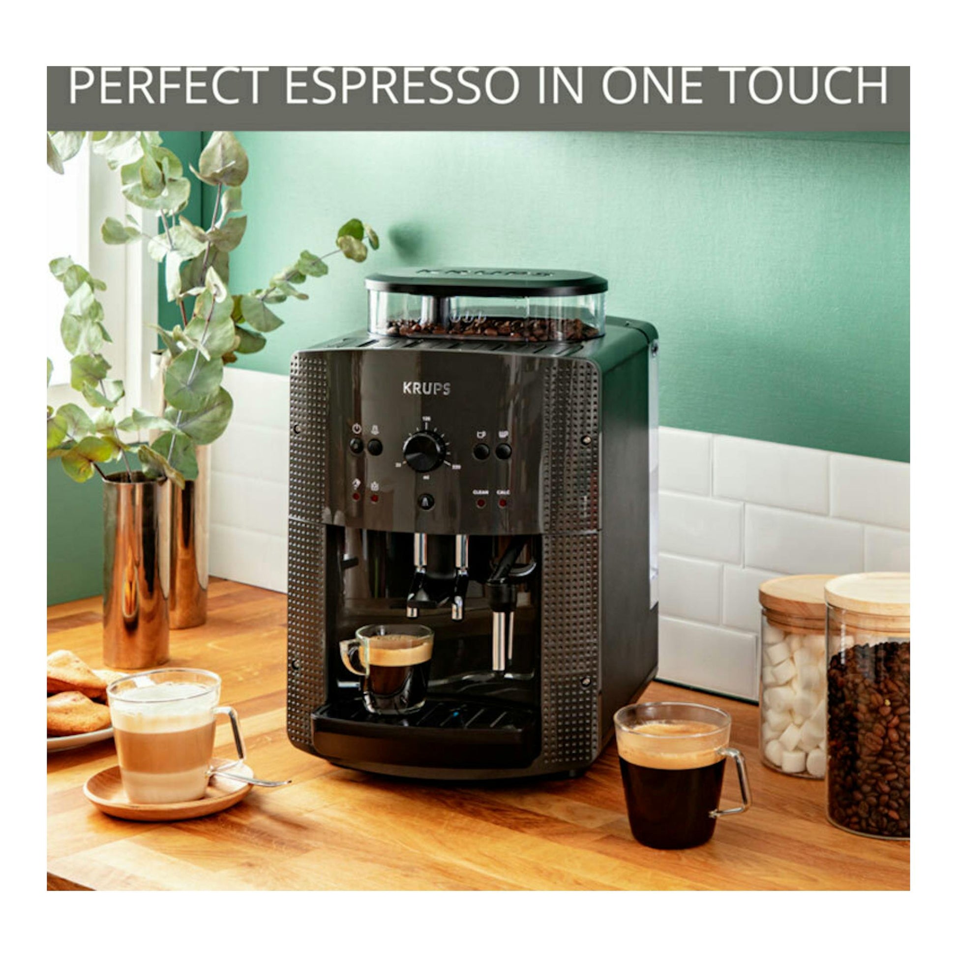 Cafetera superautomática Krups EA810B70, vista frontal, negra, con depósito de granos y tazas sobre encimera.