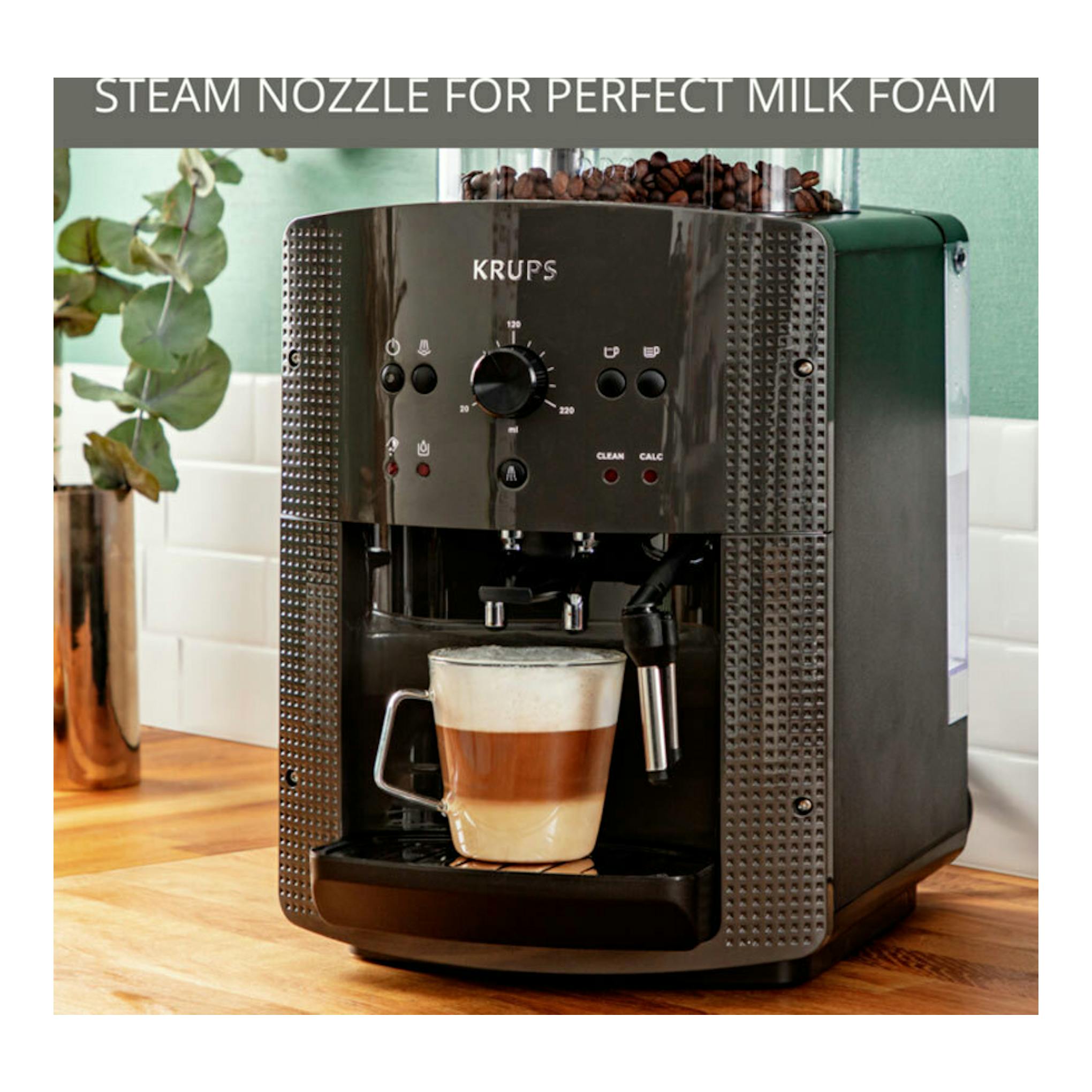 Cafetera automática Krups EA810B70 negra, vista frontal, con vaso de café y vaporizador.