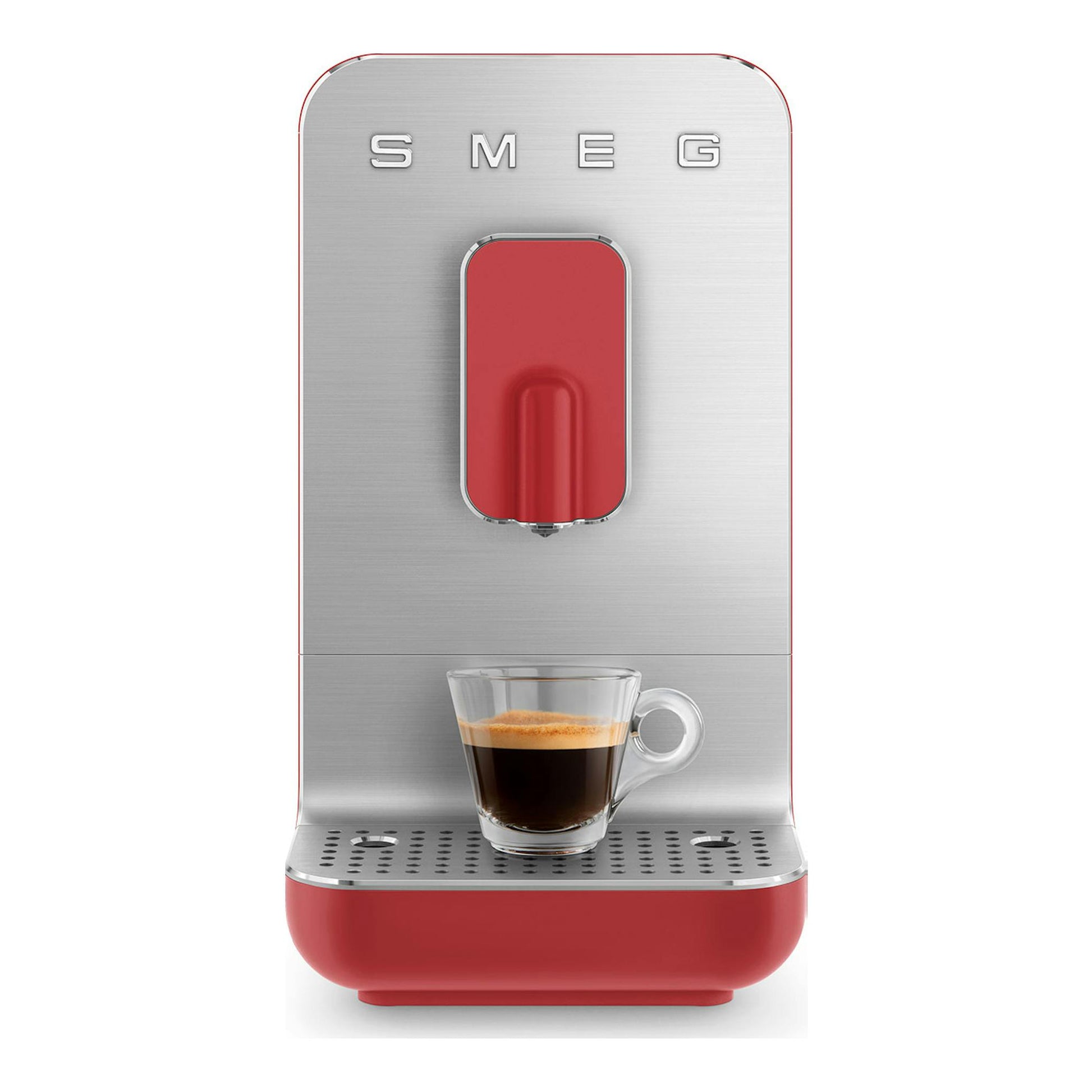 Cafetera superautomática Smeg BCC01RDMEU roja y plateada, vista frontal, con taza de café en la bandeja.