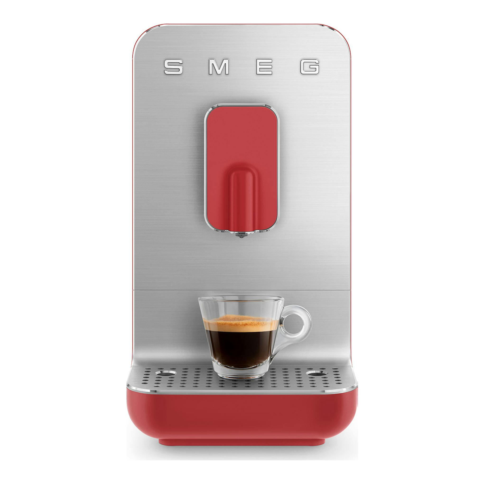 Cafetera superautomática Smeg BCC01RDMEU roja y plateada, vista frontal, con taza de café en la bandeja.