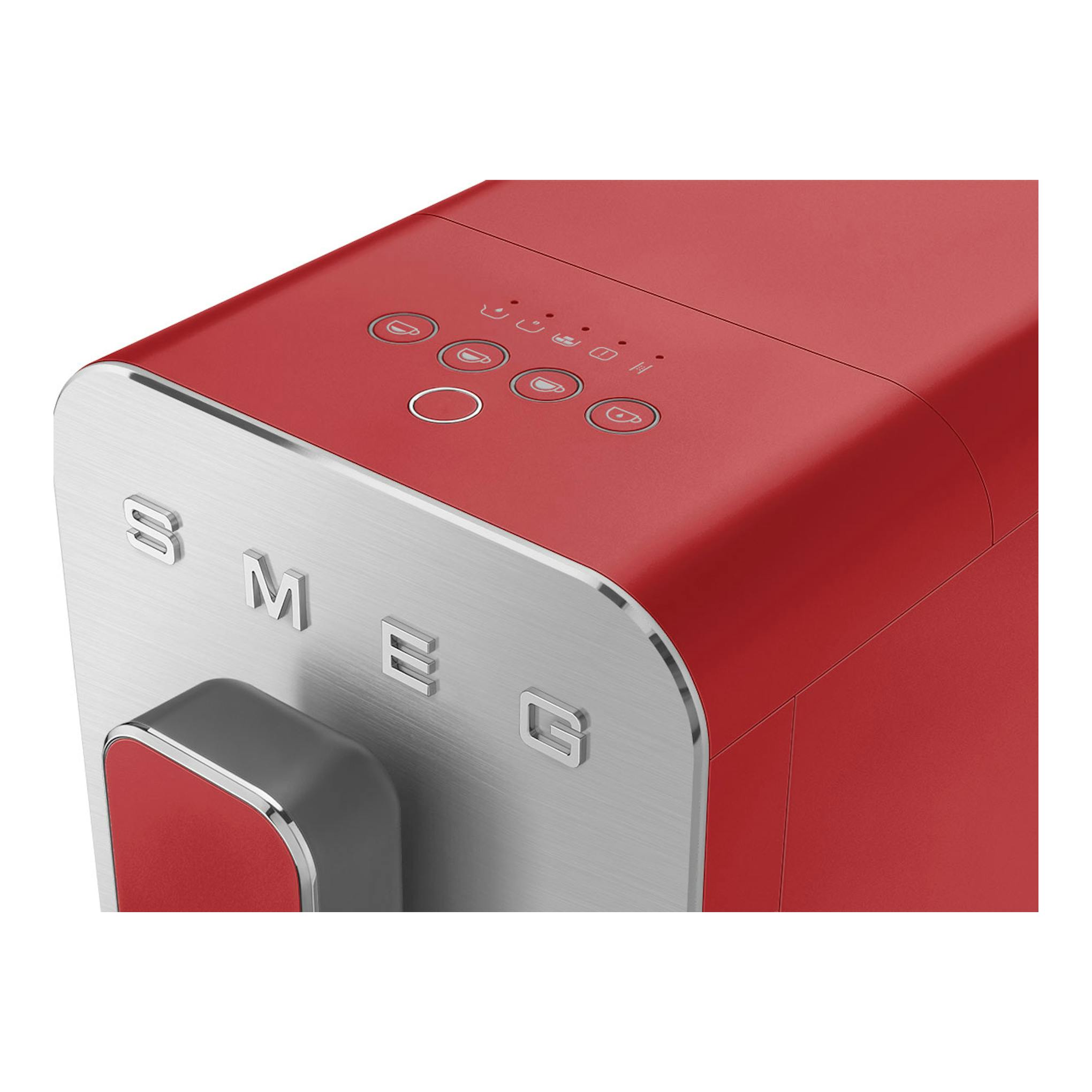 Cafetera superautomática Smeg BCC01RDMEU roja, vista frontal y superior parcial, con botones táctiles.