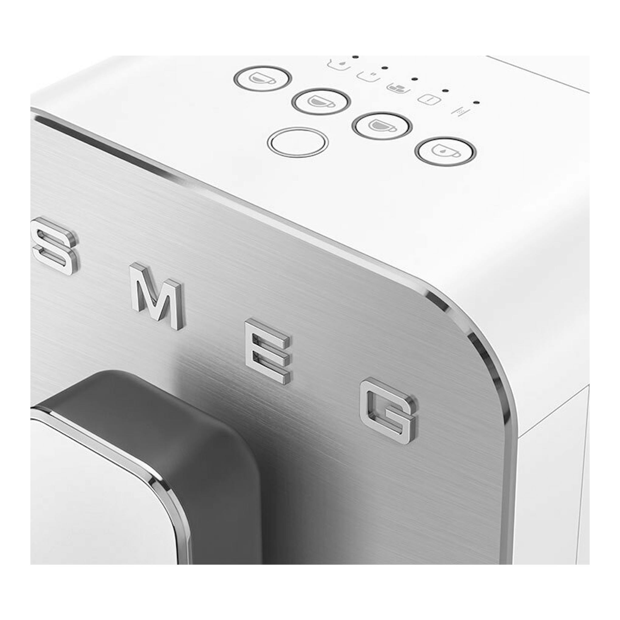 Cafetera superautomática Smeg BCC11WHMEU blanca, vista en ángulo con frontal metálico y botones superiores.