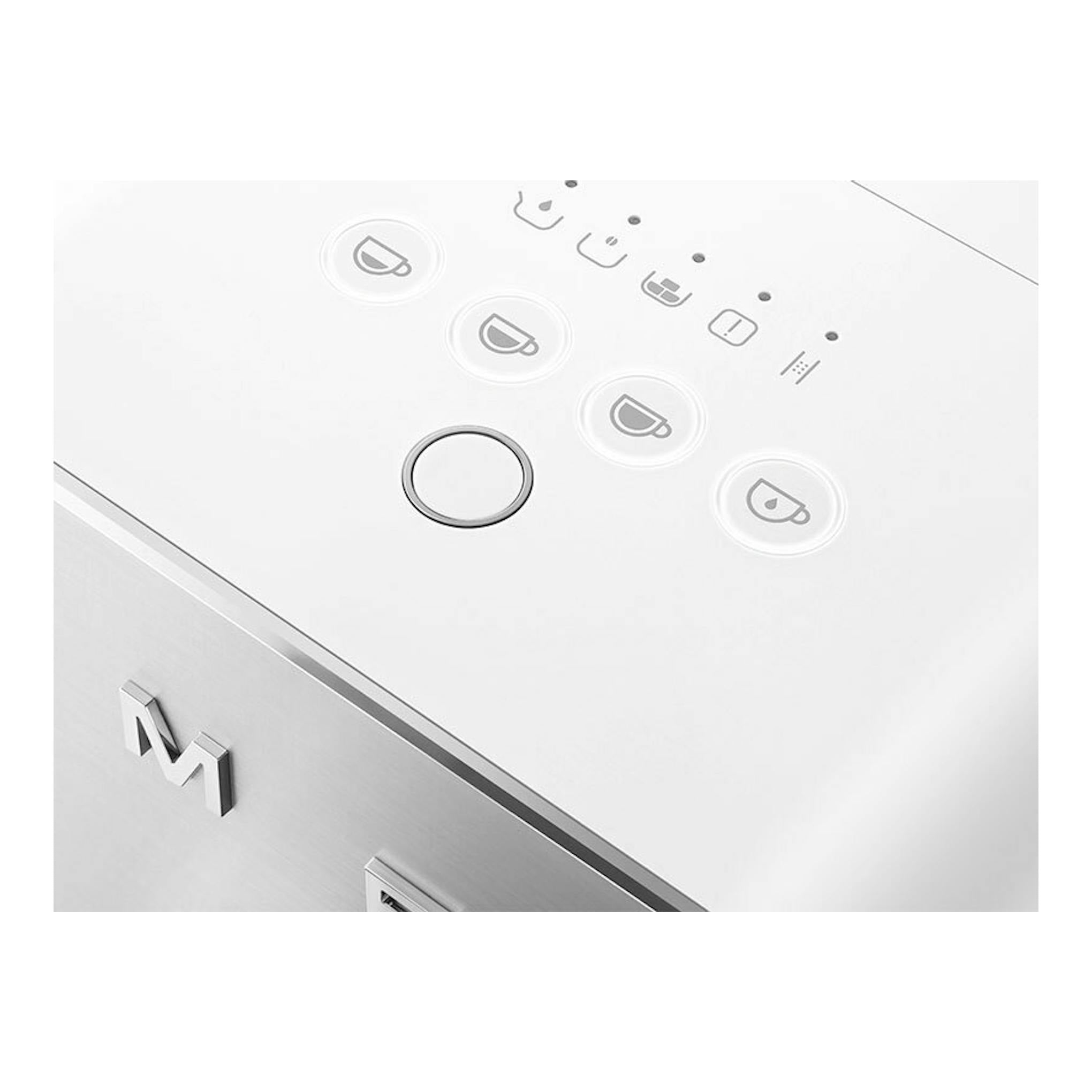 Cafetera superautomática Smeg BCC11WHMEU blanca, vista superior en ángulo con botones táctiles y logotipo metálico.