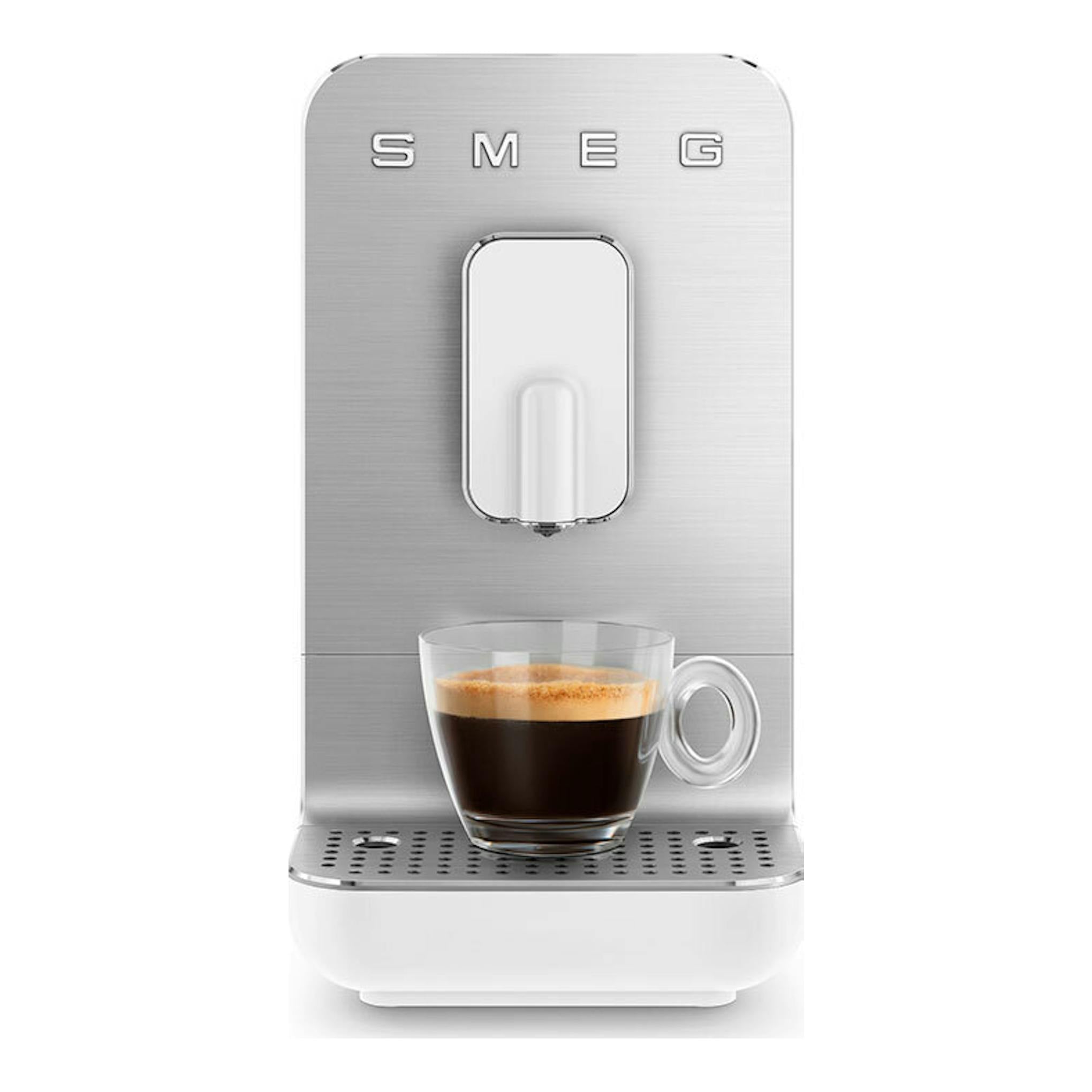 Cafetera superautomática Smeg BCC11WHMEU blanca y plateada, vista frontal, con una taza de café.