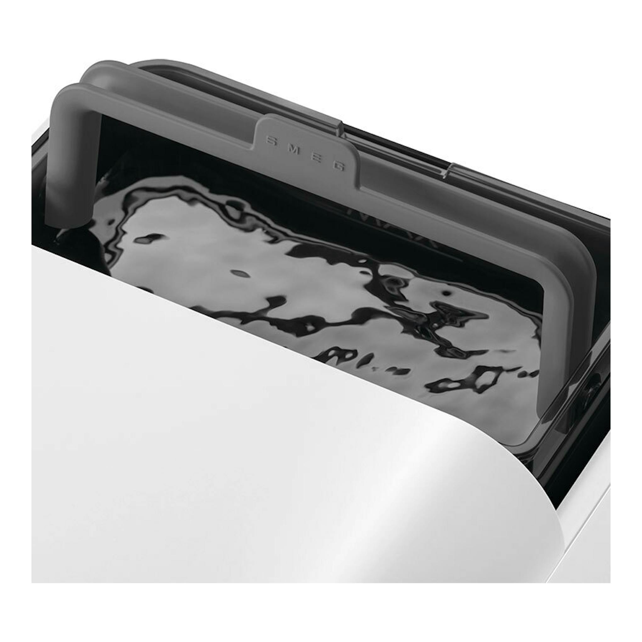 Cafetera superautomática Smeg BCC11WHMEU blanca, vista cenital parcial del depósito superior gris y negro.