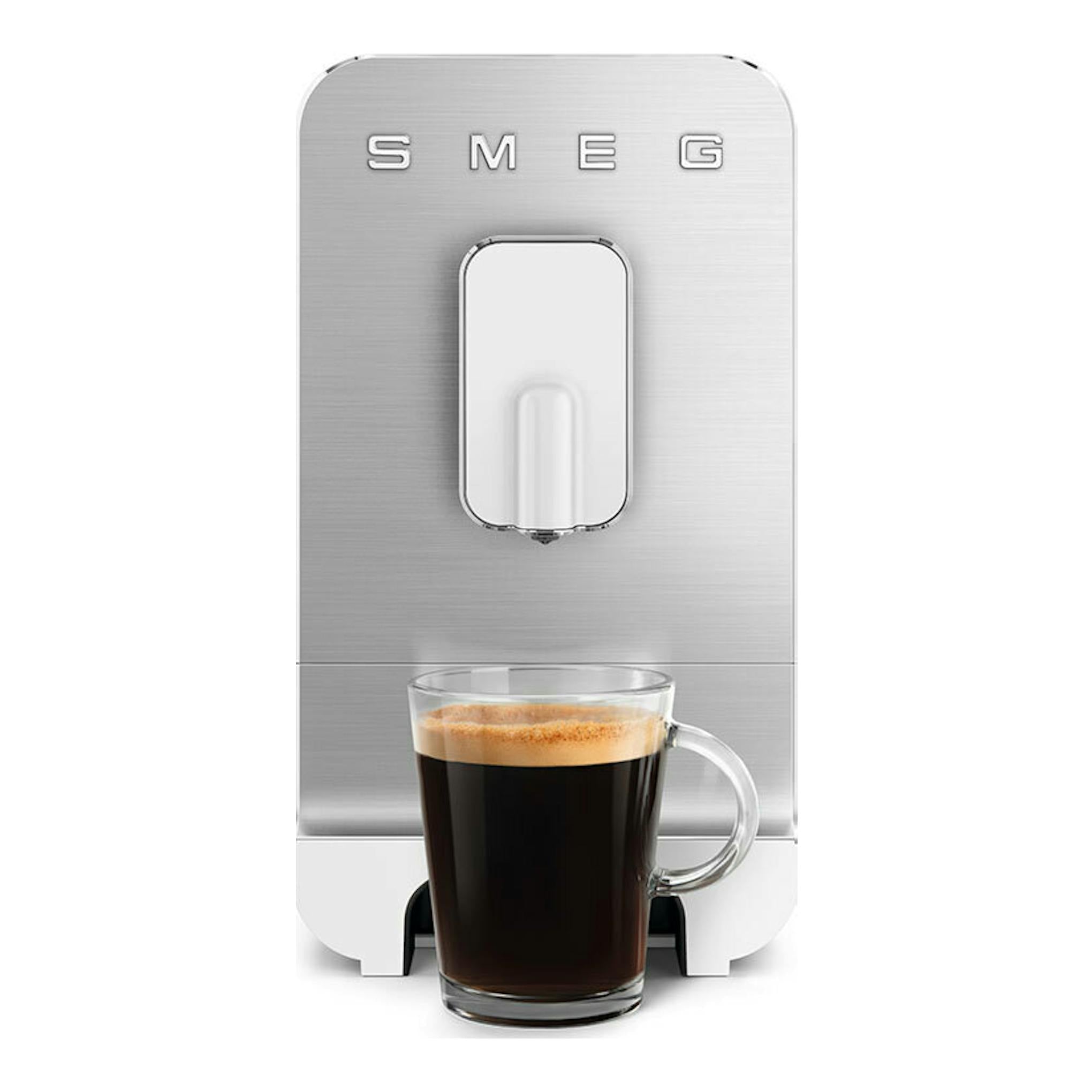 Cafetera superautomática Smeg BCC11WHMEU blanca, vista frontal, con una taza de café delante.