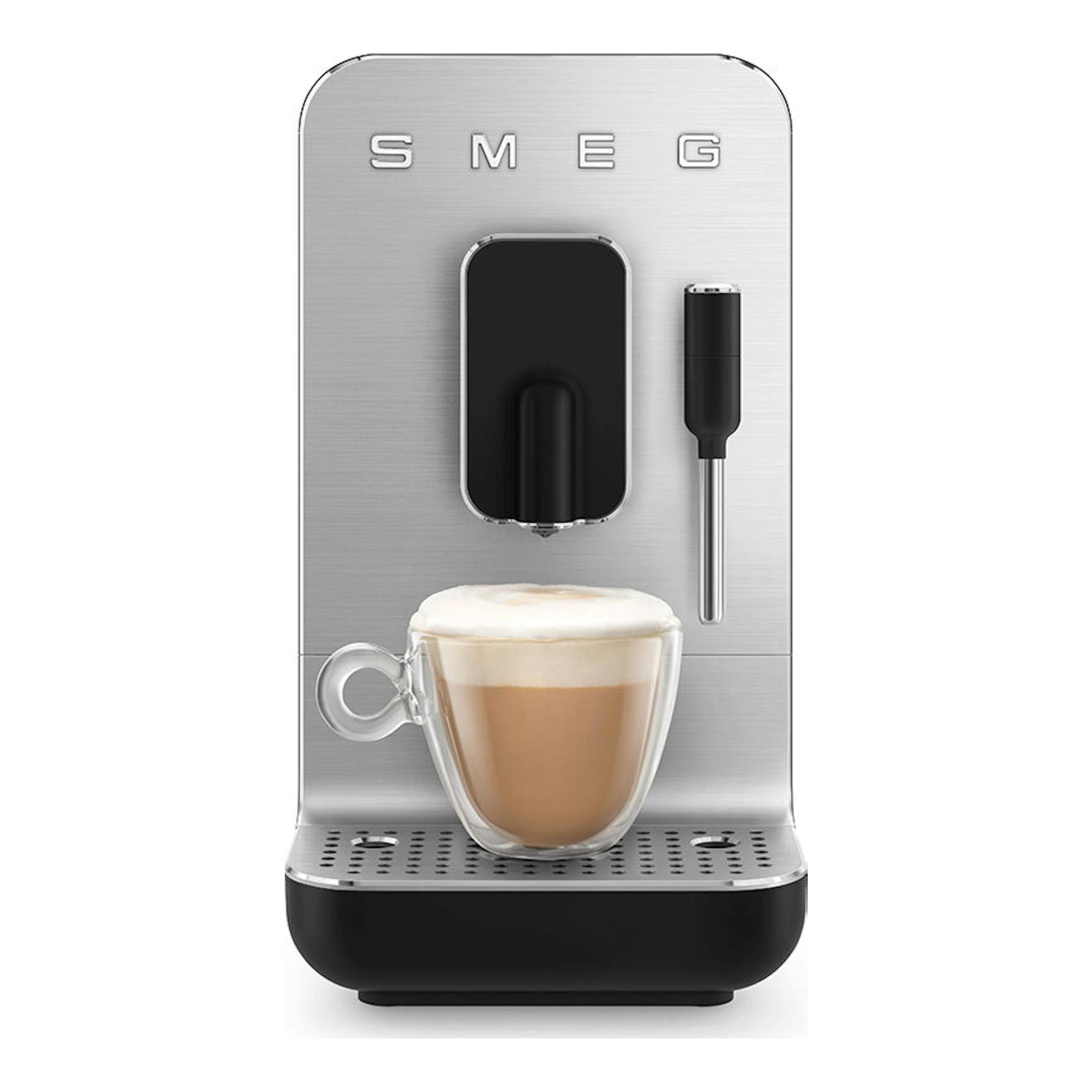 Cafetera superautomática Smeg BCC12BLMEU, vista frontal, plateada y negra, con taza de café con espuma.