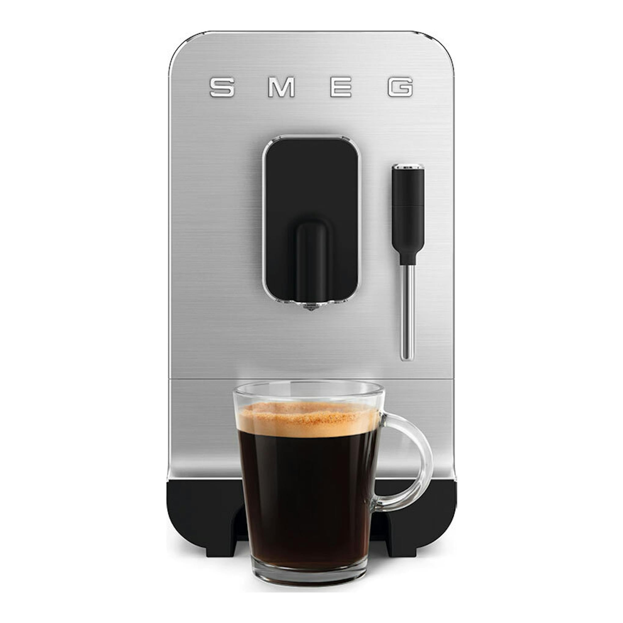 Cafetera superautomática Smeg BCC12BLMEU plateada y negra, vista frontal, con taza de café en primer plano.