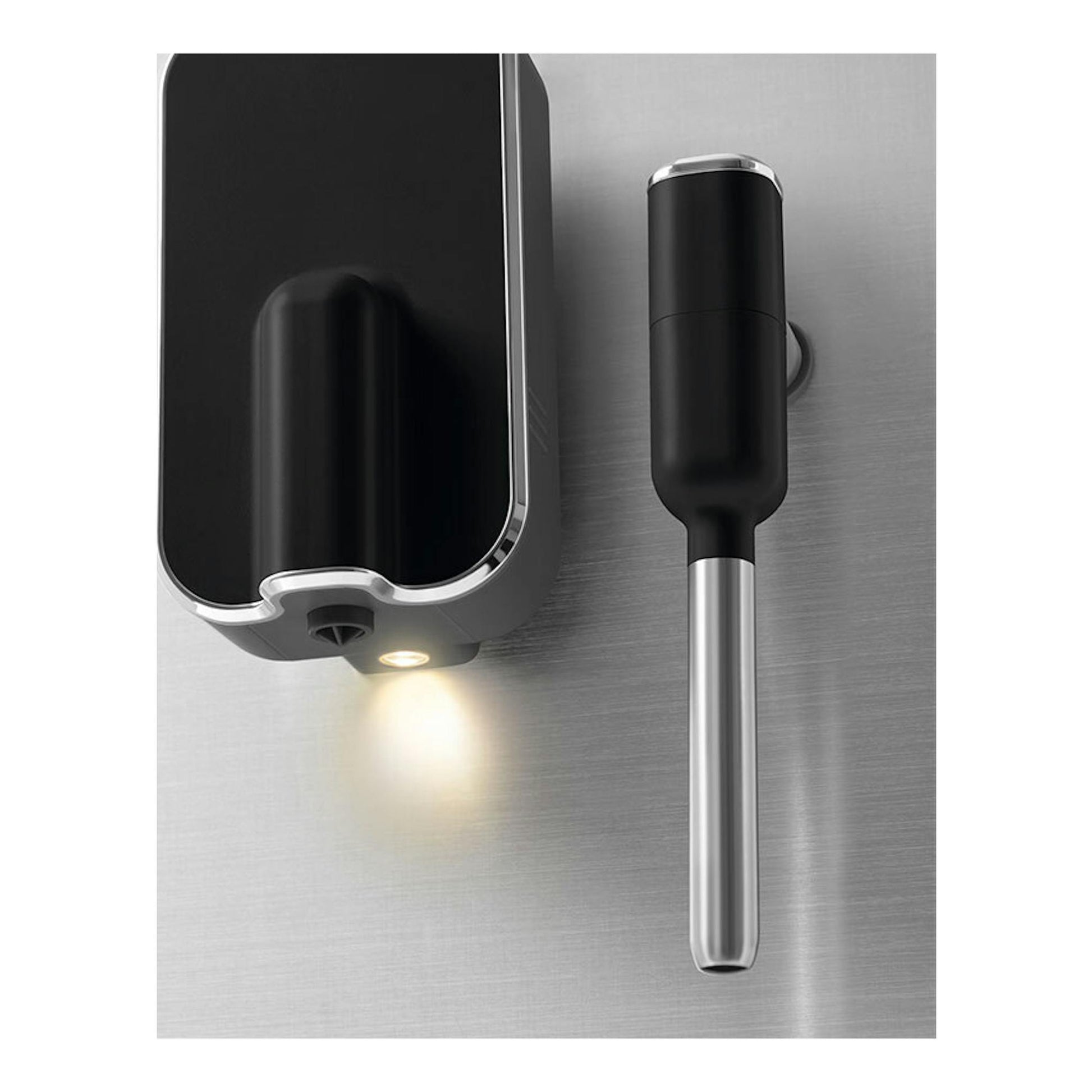 Cafetera superautomática Smeg BCC12BLMEU negra, vista superior con vaporizador y boquilla metálica.