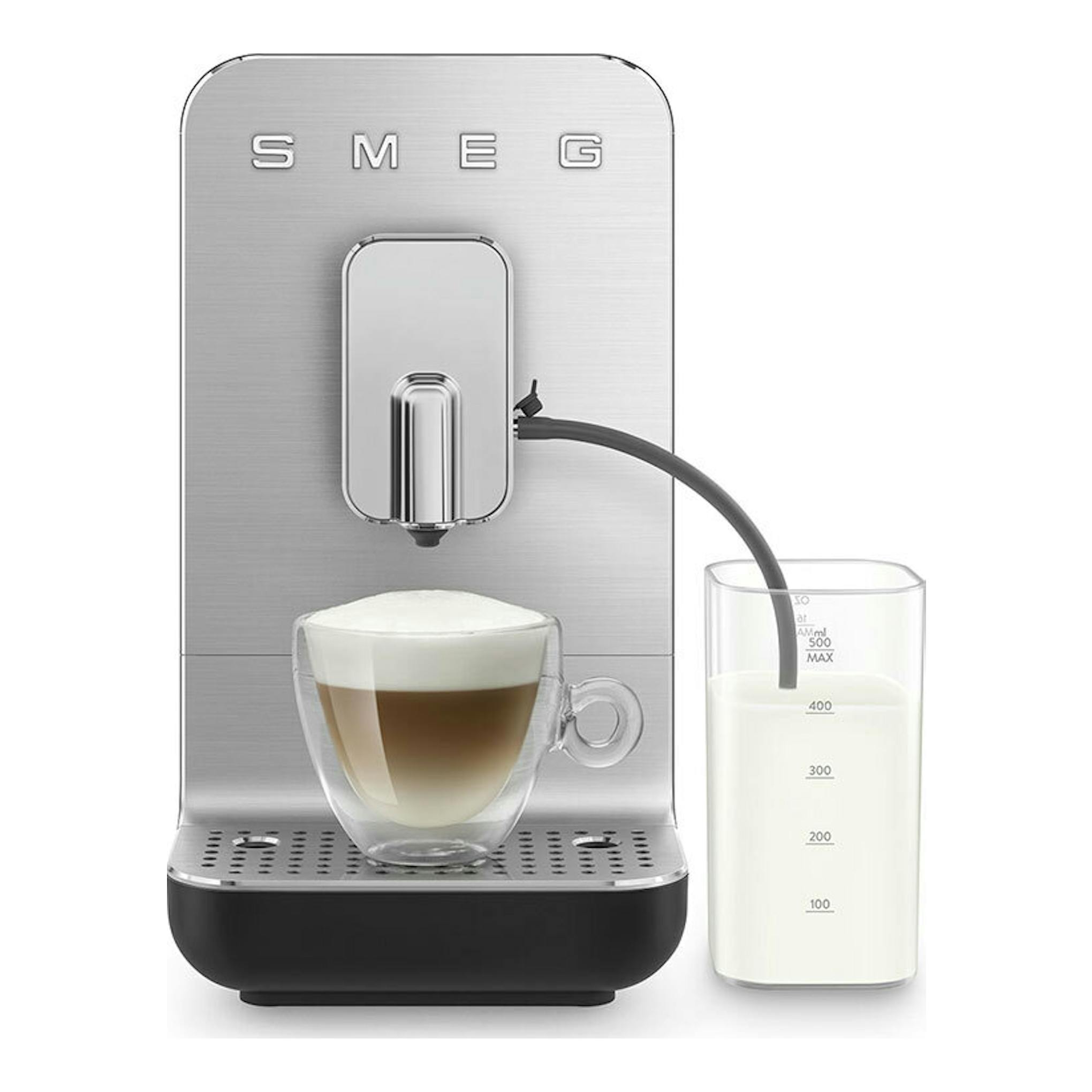 Cafetera superautomática Smeg BCC13BLMEU, vista frontal, color gris y negro, con taza y depósito de leche.