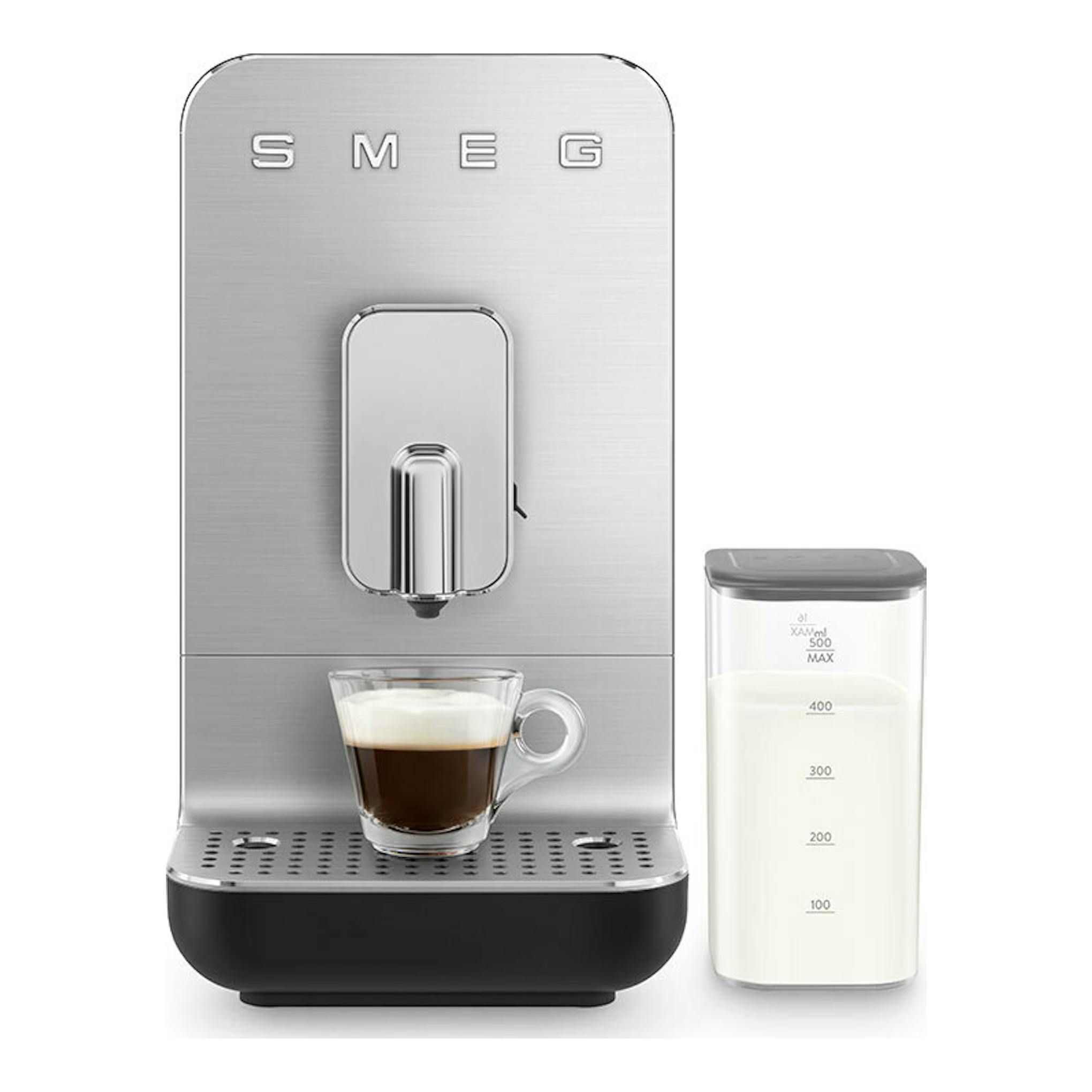 Cafetera superautomática Smeg BCC13BLMEU, vista frontal, plateada con base negra, con taza y depósito de leche.
