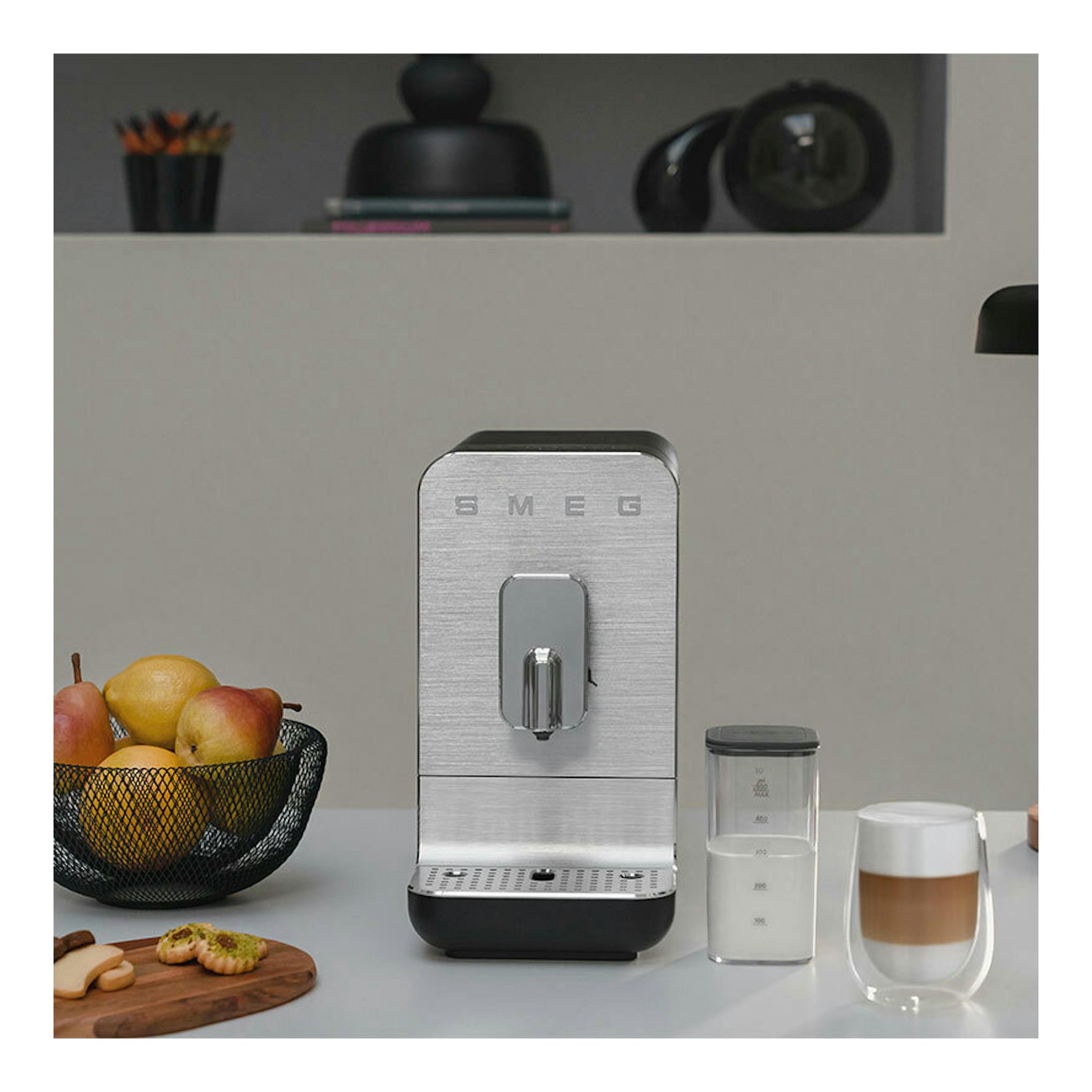 Cafetera superautomática Smeg BCC13BLMEU, vista frontal, acabado acero y negro.