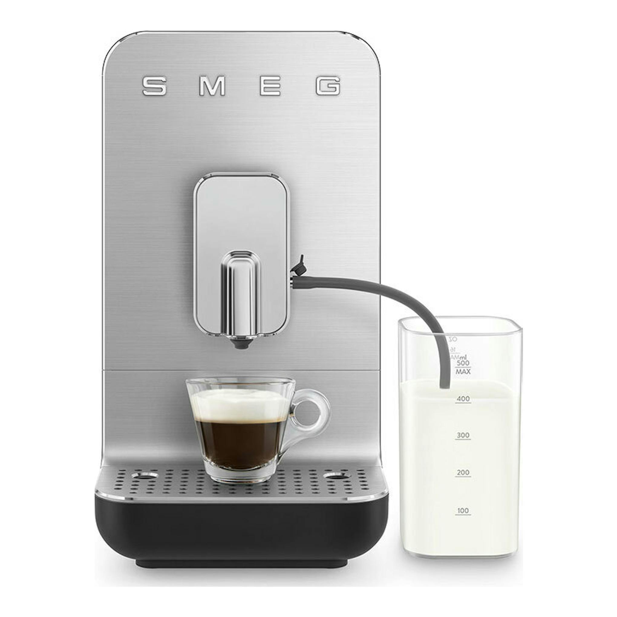 Cafetera superautomática Smeg BCC13BLMEU, vista frontal, plateada y negra, con taza de espresso y jarra de leche.