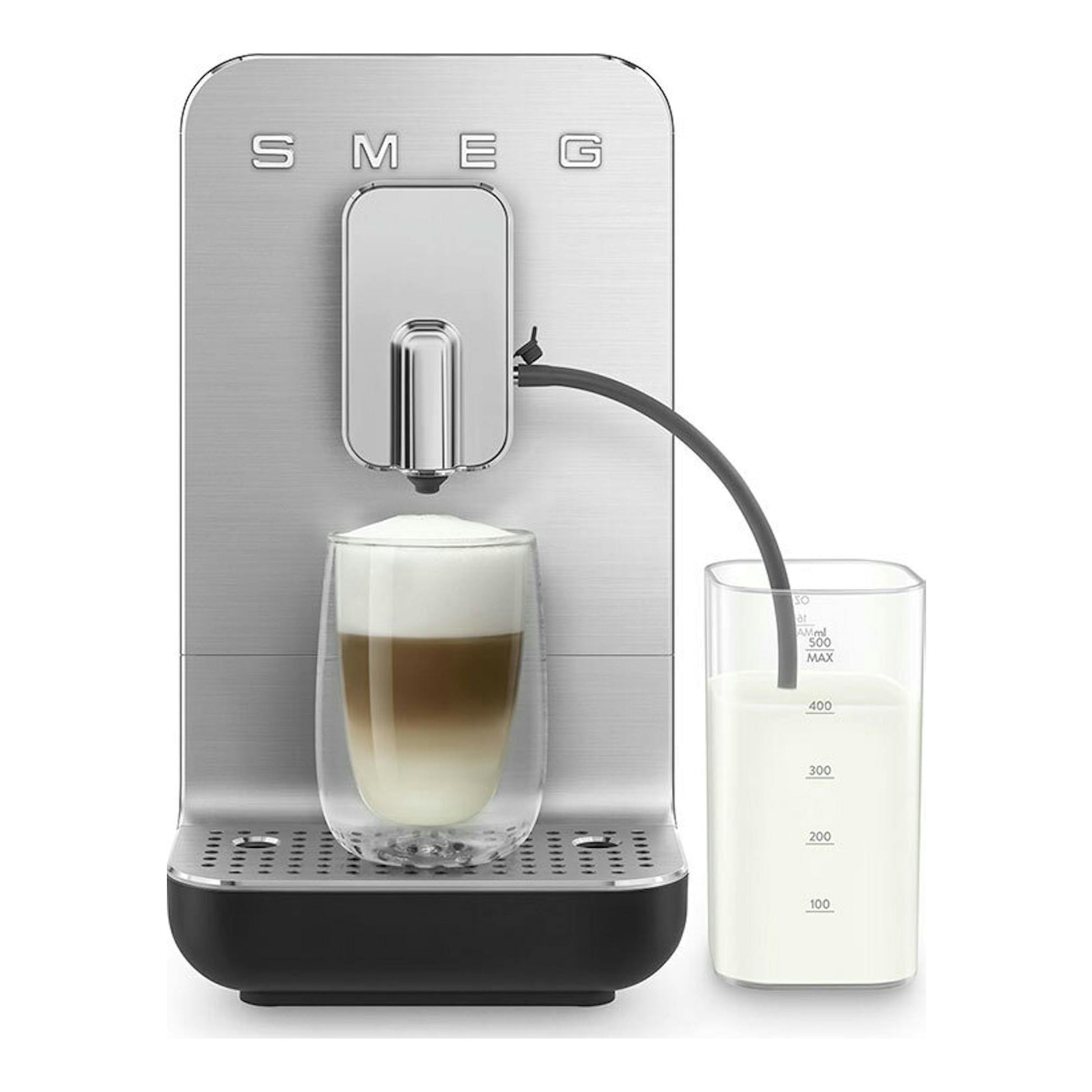 Cafetera superautomática Smeg BCC13BLMEU, vista frontal, negra y plateada, con jarra de leche y taza.