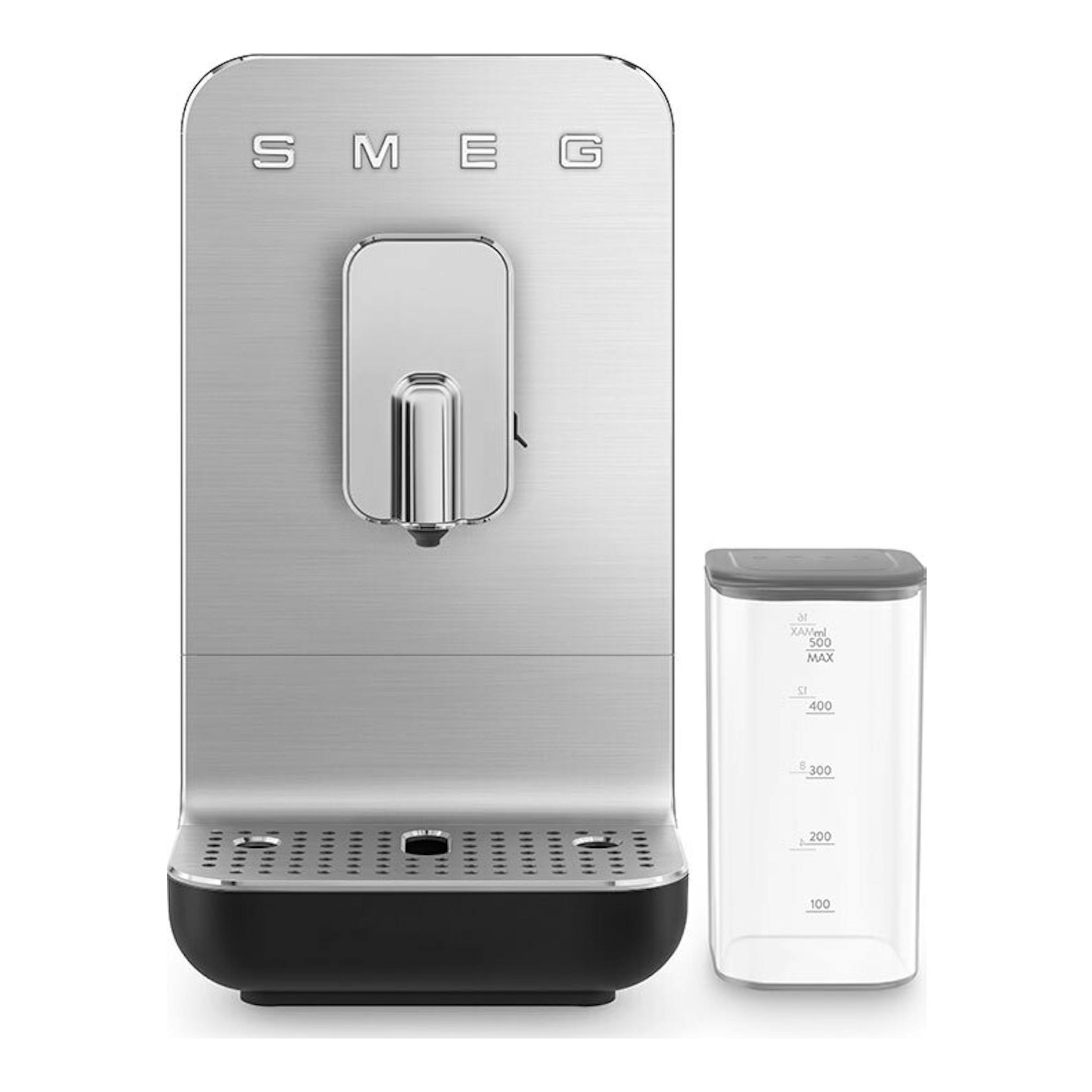 Cafetera superautomática Smeg BCC13BLMEU, vista frontal, plateada con base negra y depósito lateral transparente.