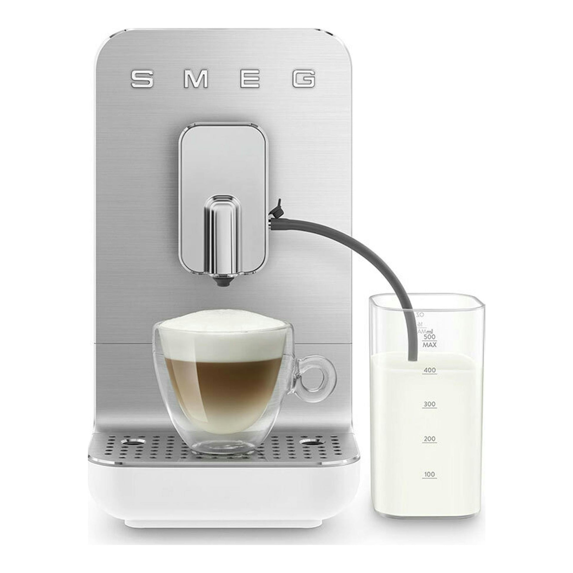 Cafetera superautomática Smeg BCC13WHMEU blanca, vista frontal, con taza y jarra de leche.