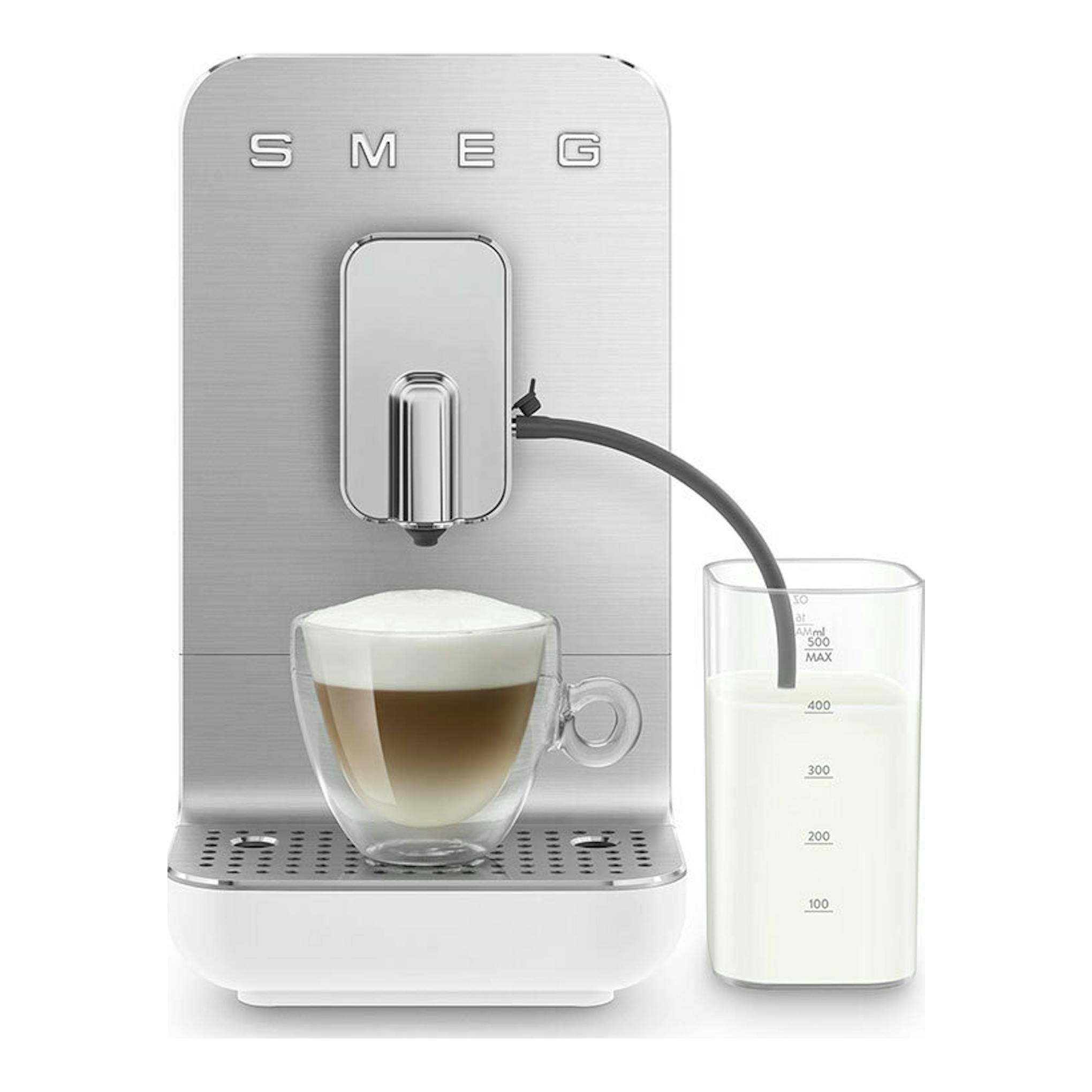Cafetera superautomática Smeg BCC13WHMEU blanca, vista frontal, con taza y jarra de leche.