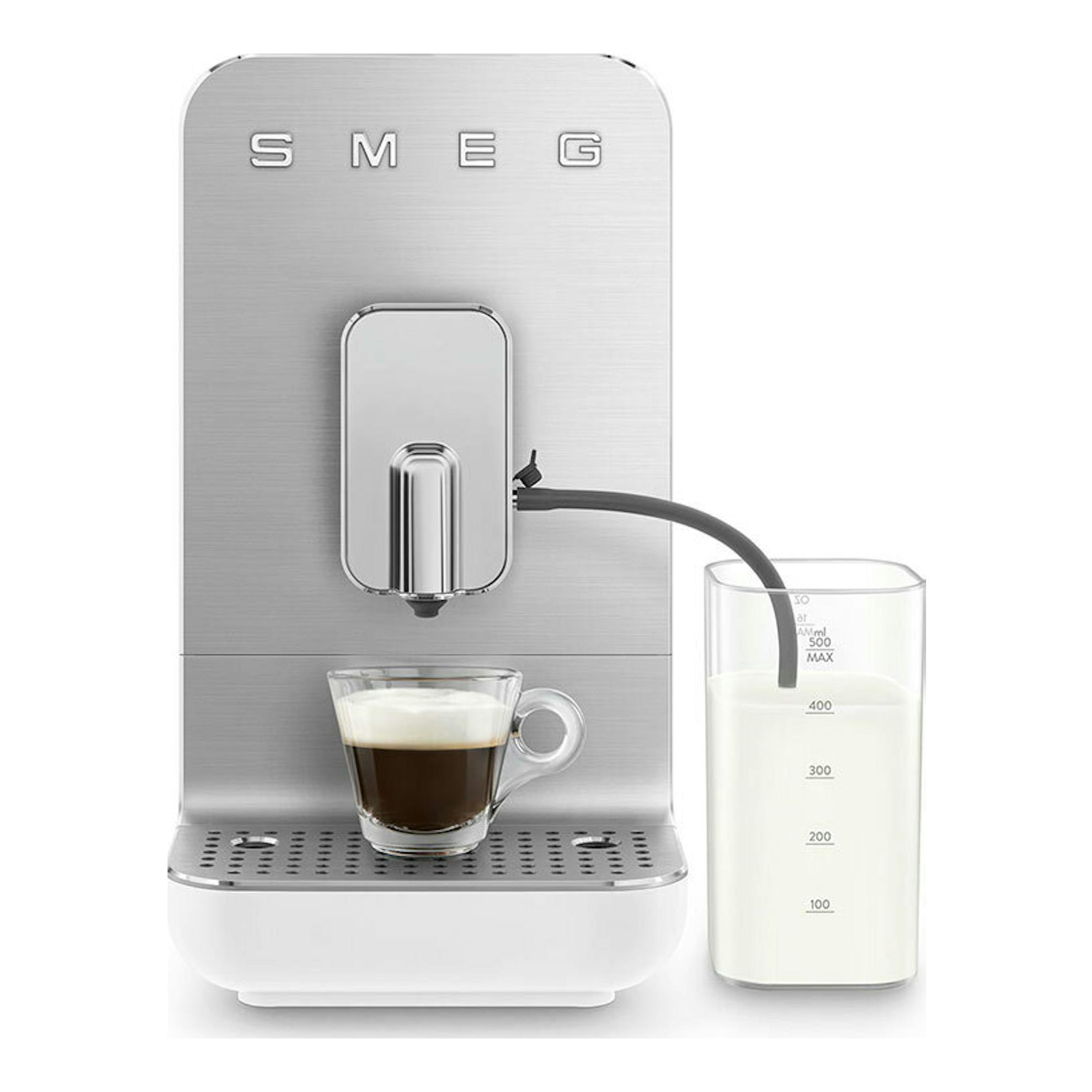 Cafetera superautomática Smeg BCC13WHMEU blanca, vista frontal, con taza de café y depósito de leche.