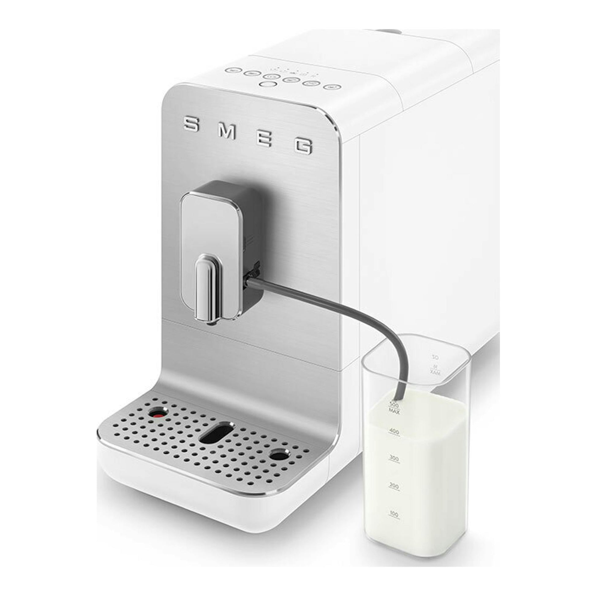 Cafetera superautomática Smeg BCC13WHMEU blanca, vista frontal en ángulo, con depósito de leche externo.