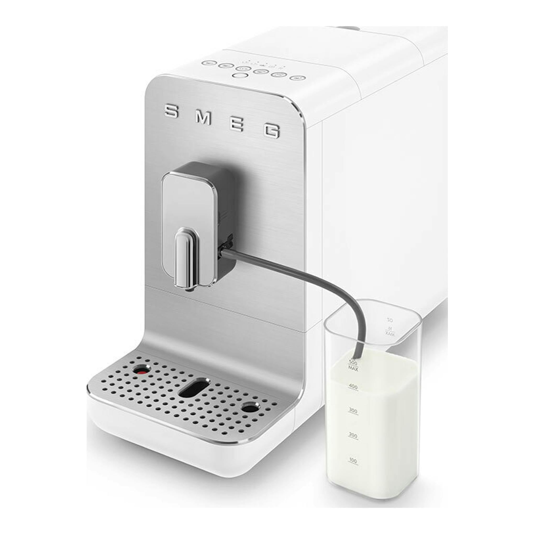 Cafetera superautomática Smeg BCC13WHMEU blanca, vista frontal en ángulo, con depósito de leche externo.
