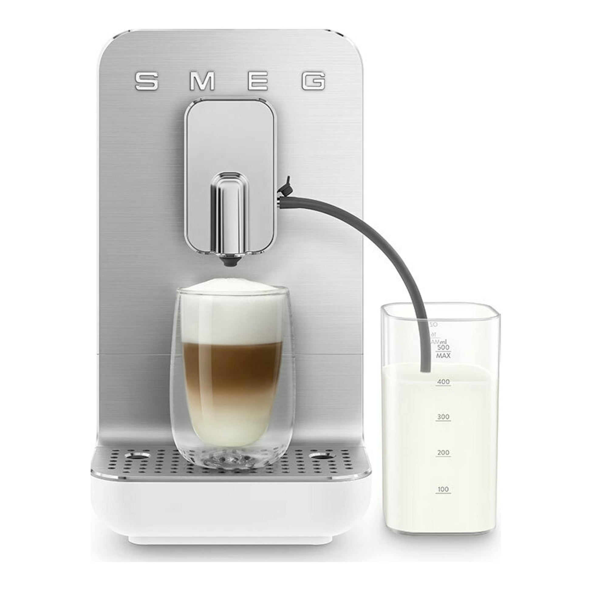 Cafetera superautomática Smeg BCC13WHMEU blanca, vista frontal, con vaso de café y jarra de leche.