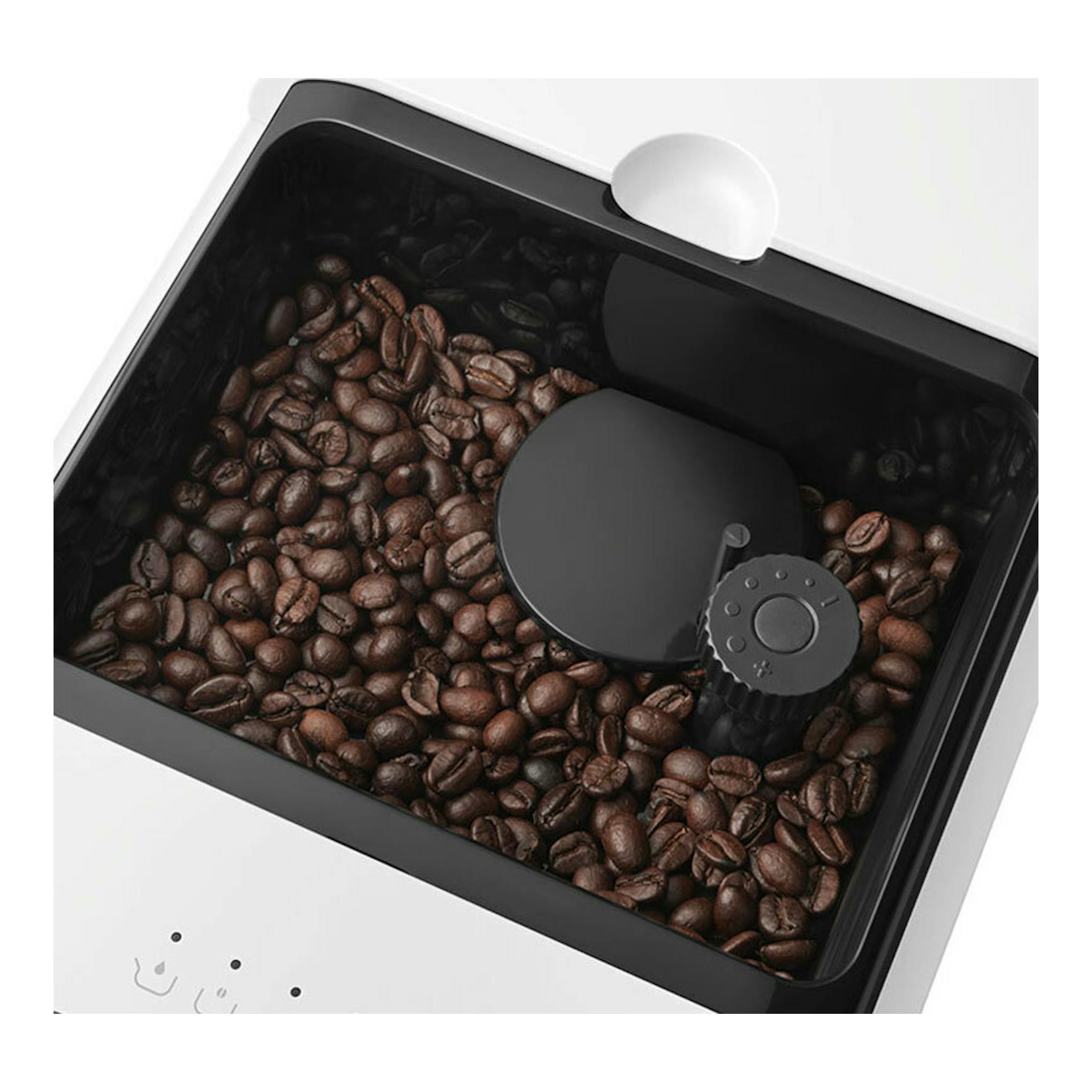 Cafetera superautomática Smeg BCC13WHMEU blanca, vista cenital del depósito con granos de café.