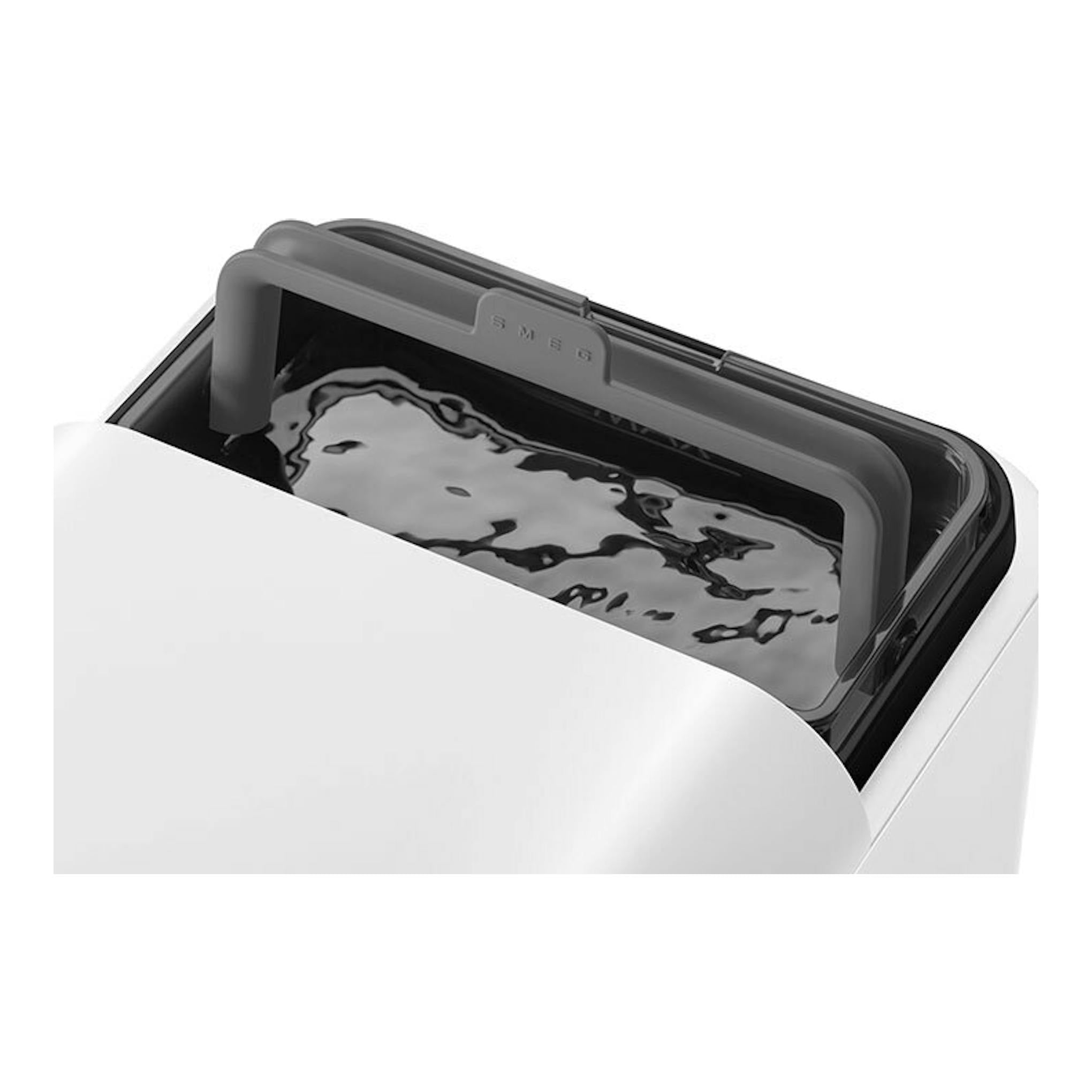 Cafetera superautomática Smeg BCC13WHMEU blanca, vista superior con depósito de agua negro y asa gris.