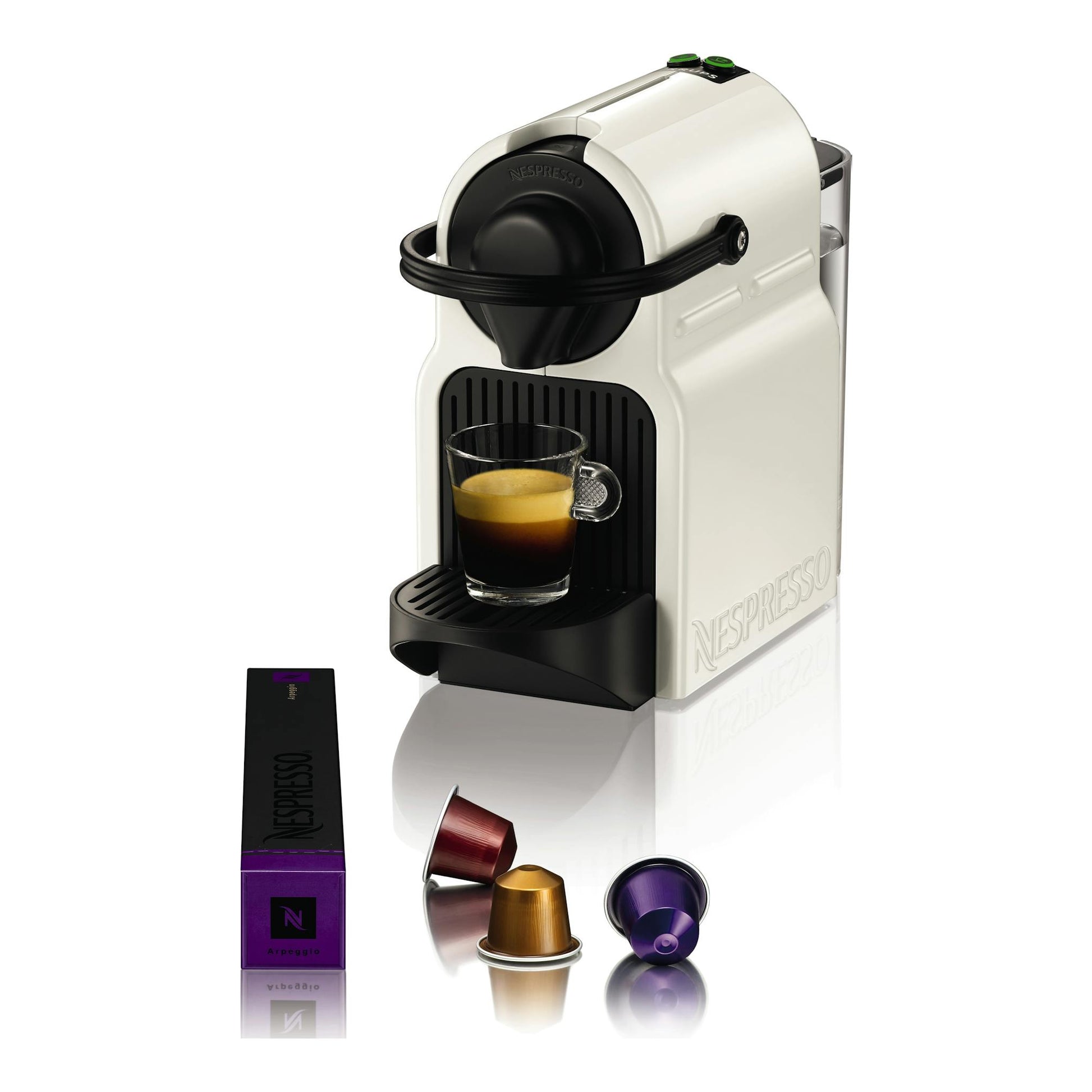 Cafetera de cápsulas Krups Inissia XN1001 blanca, vista frontal, con taza y cápsulas
