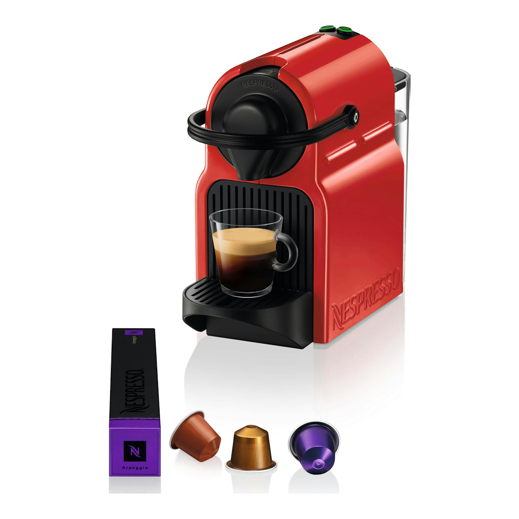 Cafetera Nespresso Krups XN1005RD roja, vista frontal en 3/4, con taza y cápsulas.