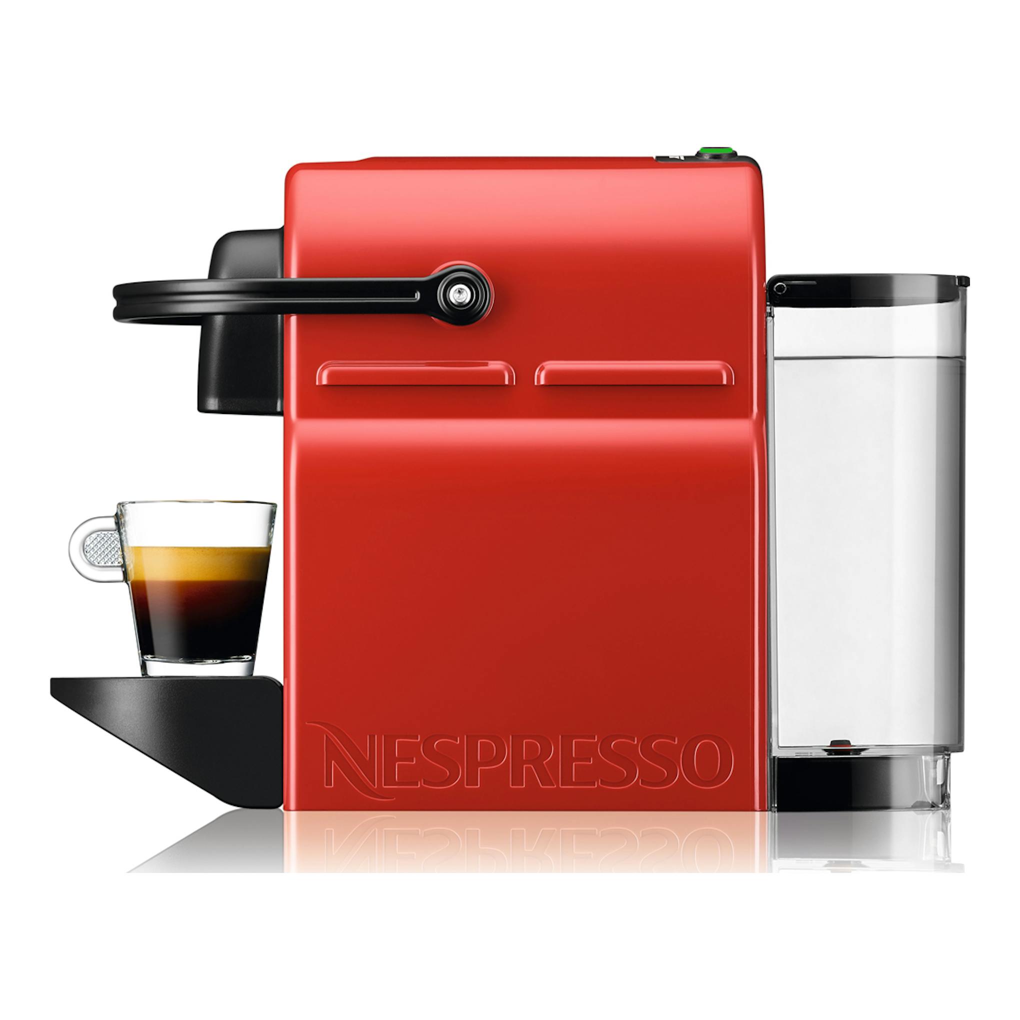 Cafetera Nespresso Krups XN1005RD roja, vista lateral, con taza de espresso y depósito transparente.