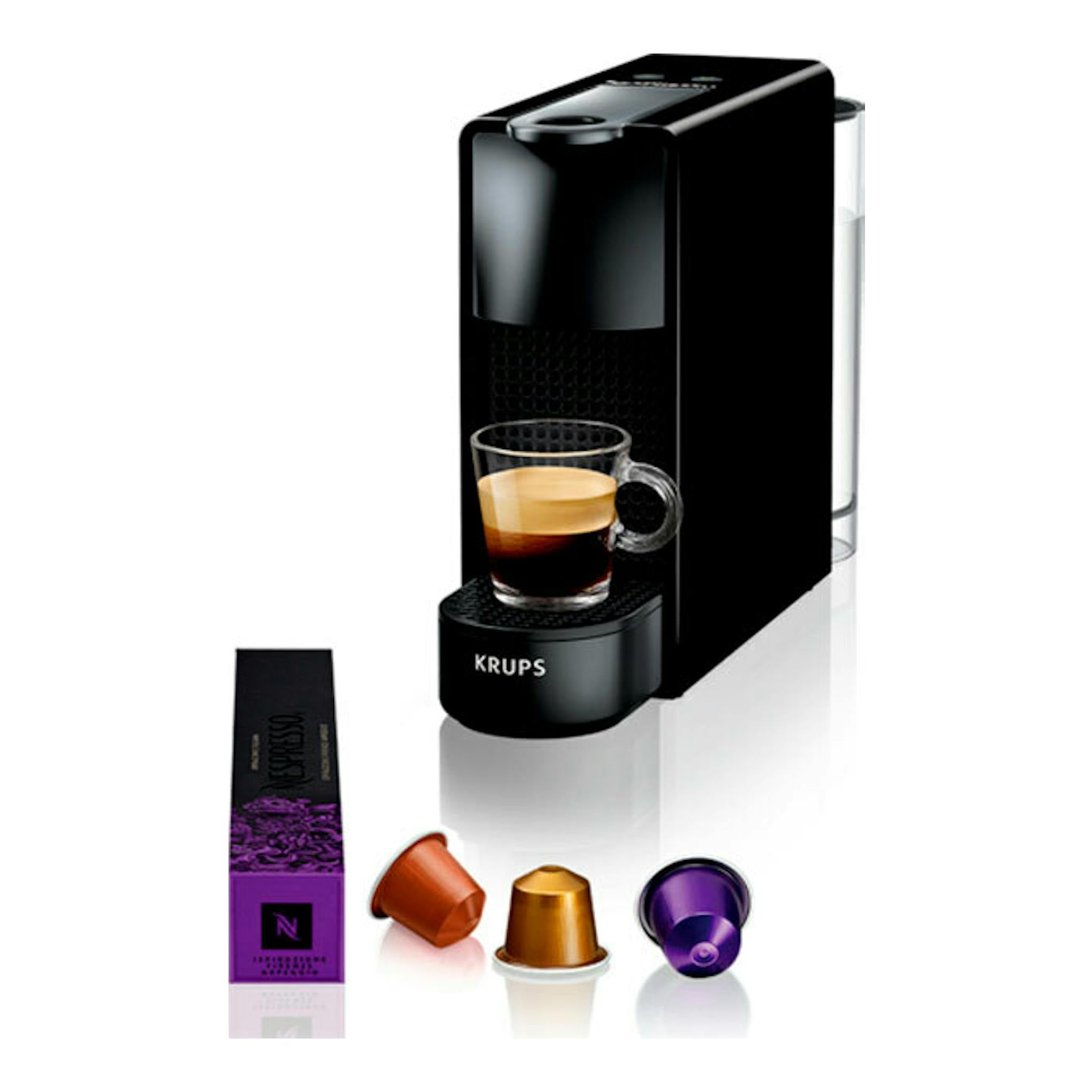Cafetera Nespresso Krups XN1108RD negra, vista frontal en tres cuartos, con taza y cápsulas sobre fondo blanco.